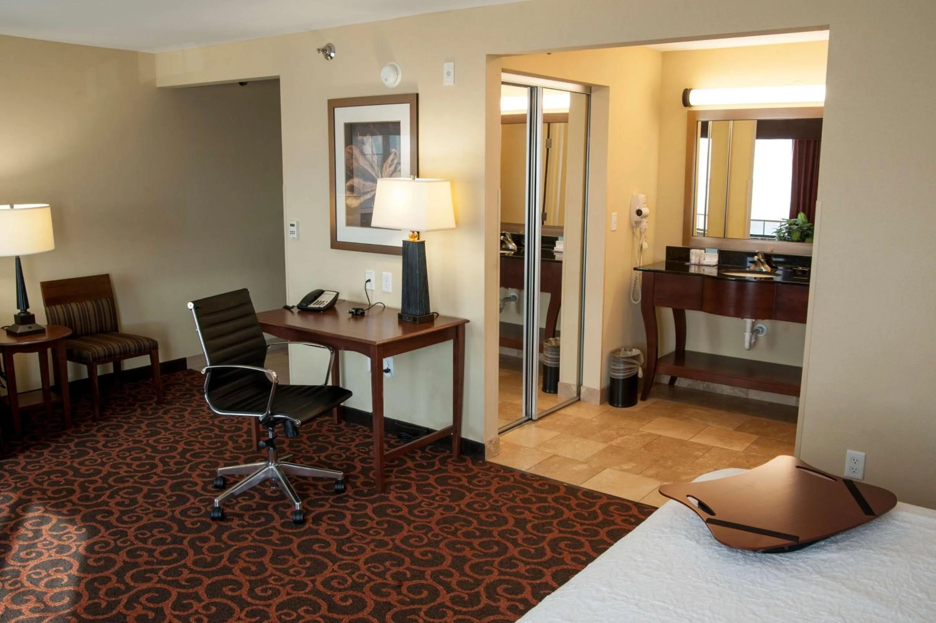 Living room, Bed in Hampton Inn & Suites Watertown