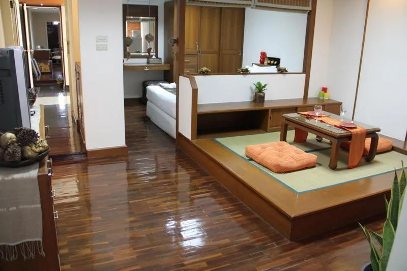 Dining area, Bed in B.S. Court Hotel Sathorn