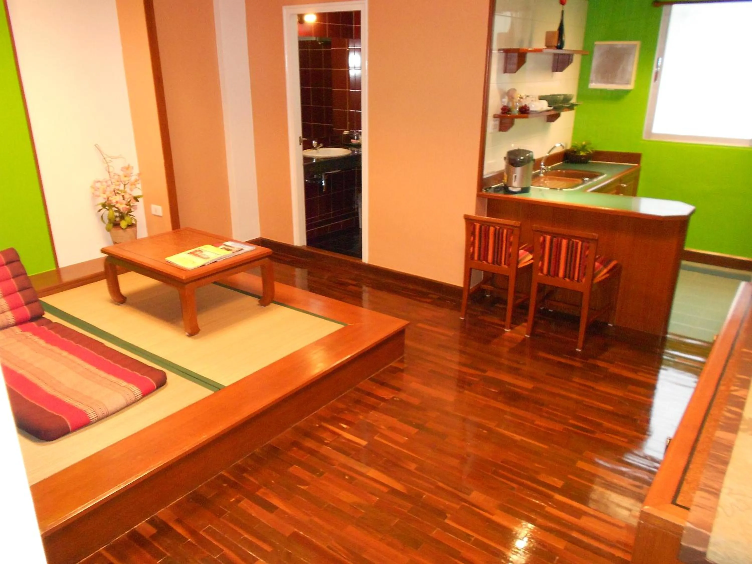 Kitchen or kitchenette in B.S. Court Hotel Sathorn