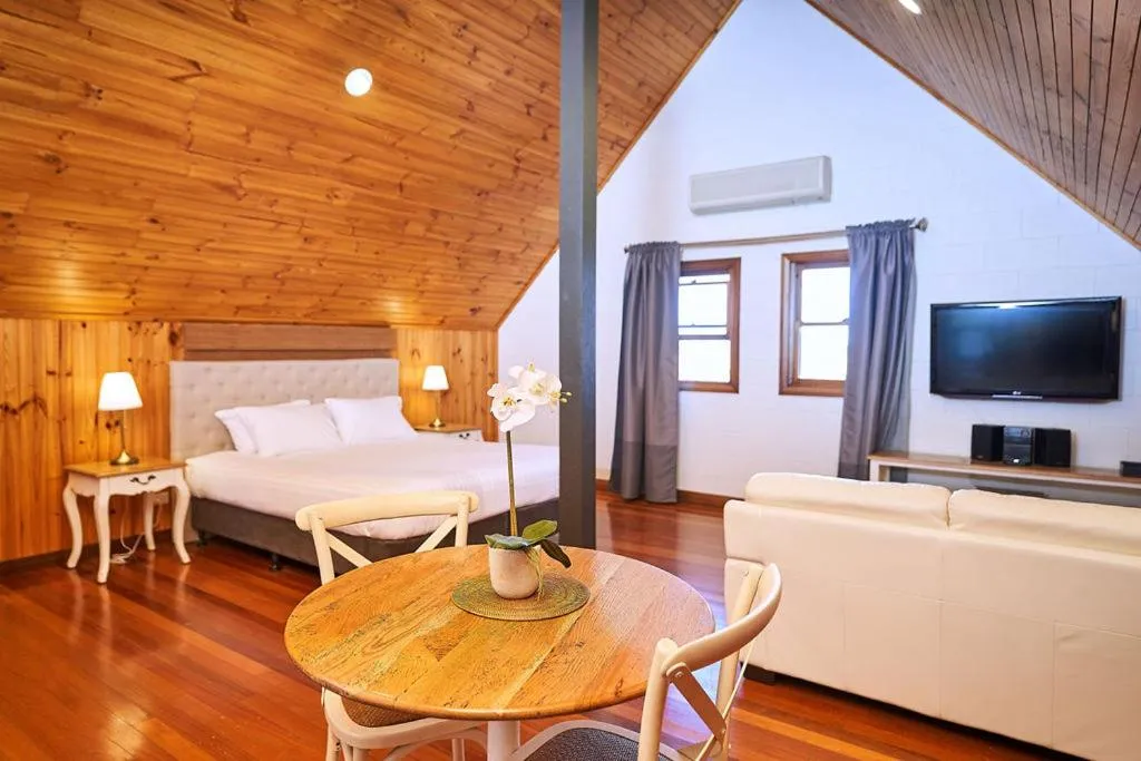 Dining area, Bed in Wandin Valley Estate