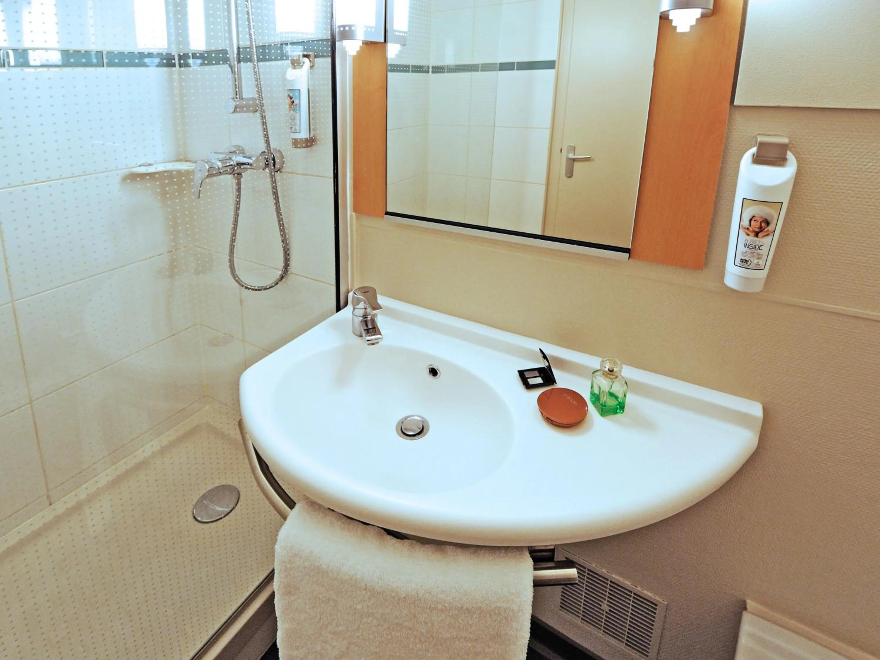 Bathroom in ibis Maisons Laffitte