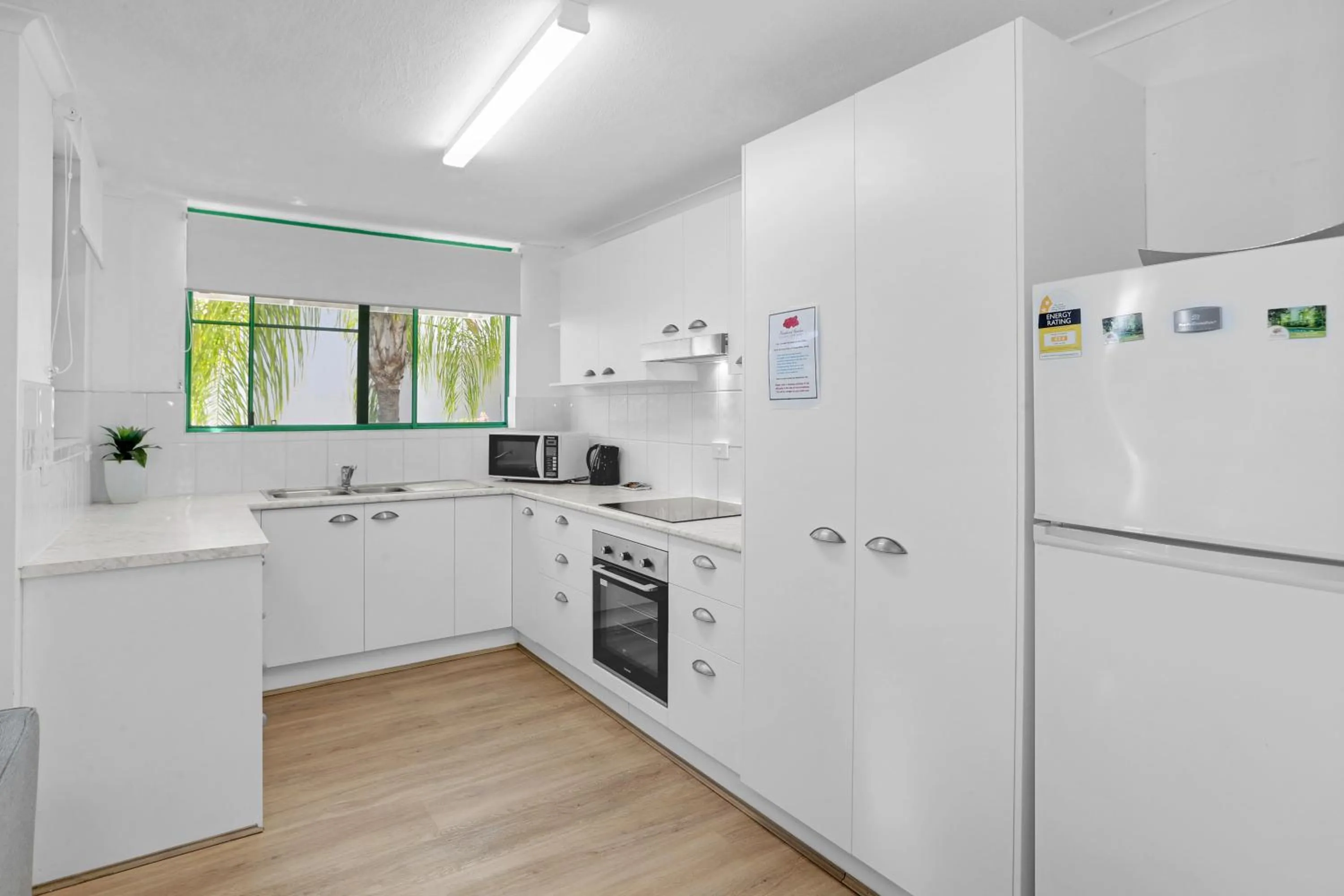 Kitchen or kitchenette in Headland Gardens Holiday Apartments