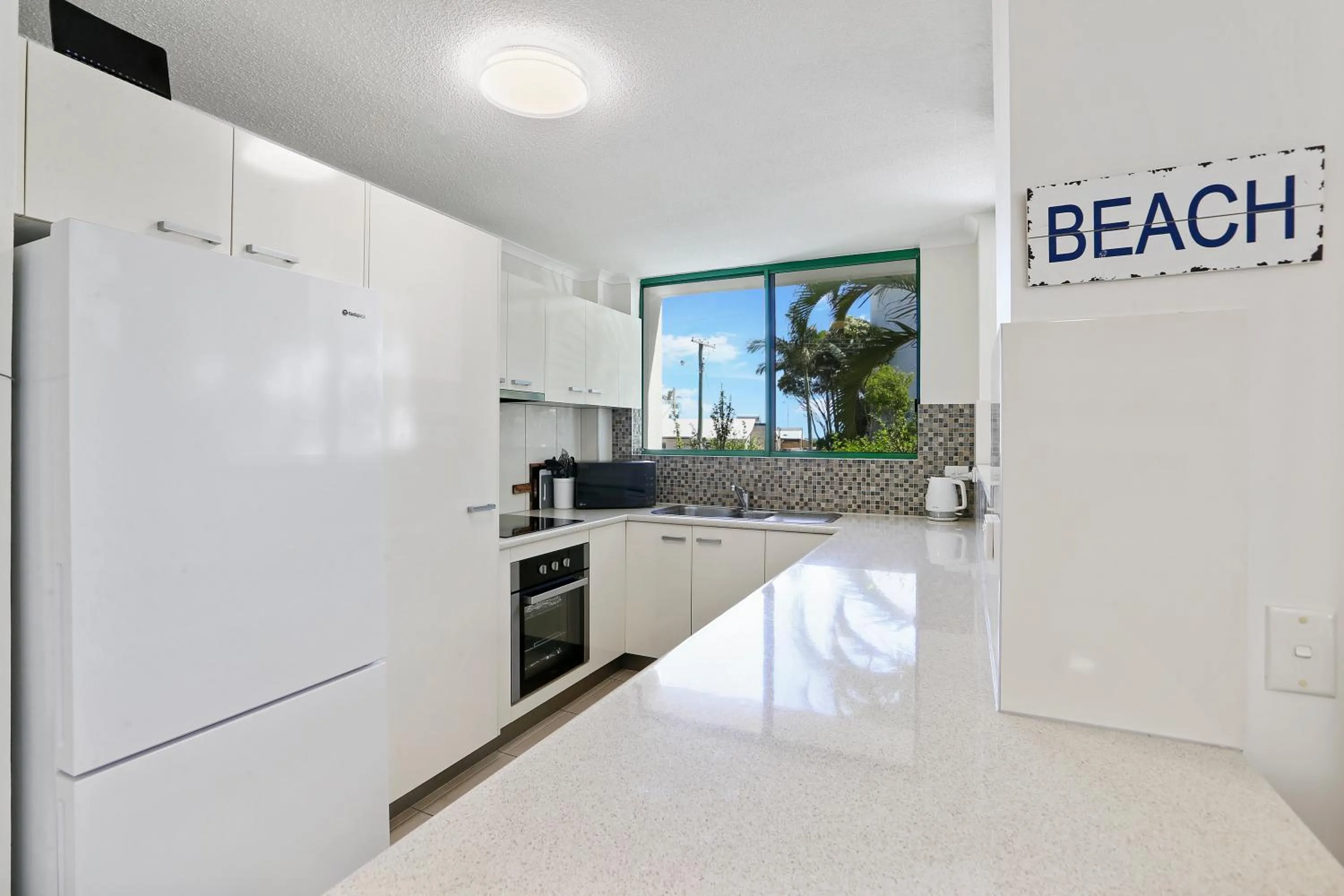 Kitchen or kitchenette in Headland Gardens Holiday Apartments