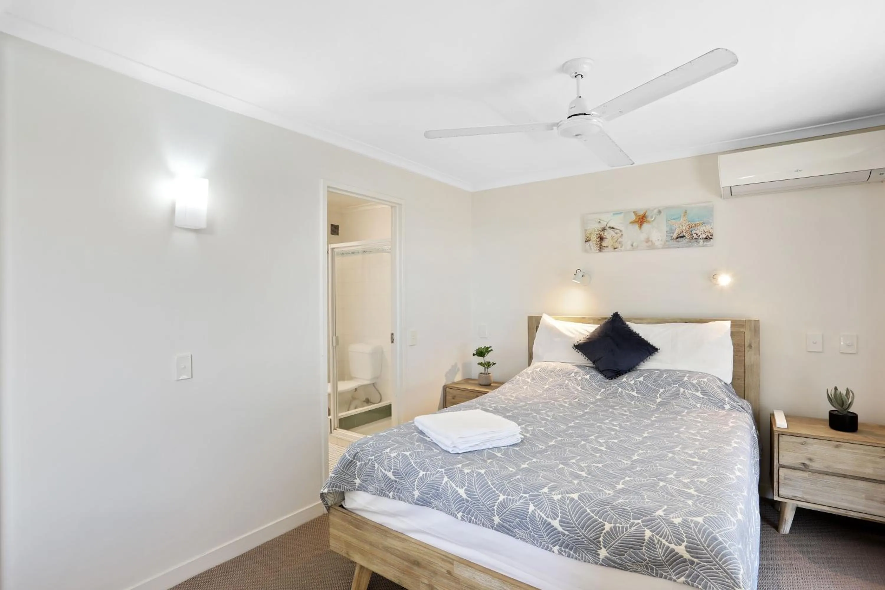 Bedroom, Bed in Headland Gardens Holiday Apartments