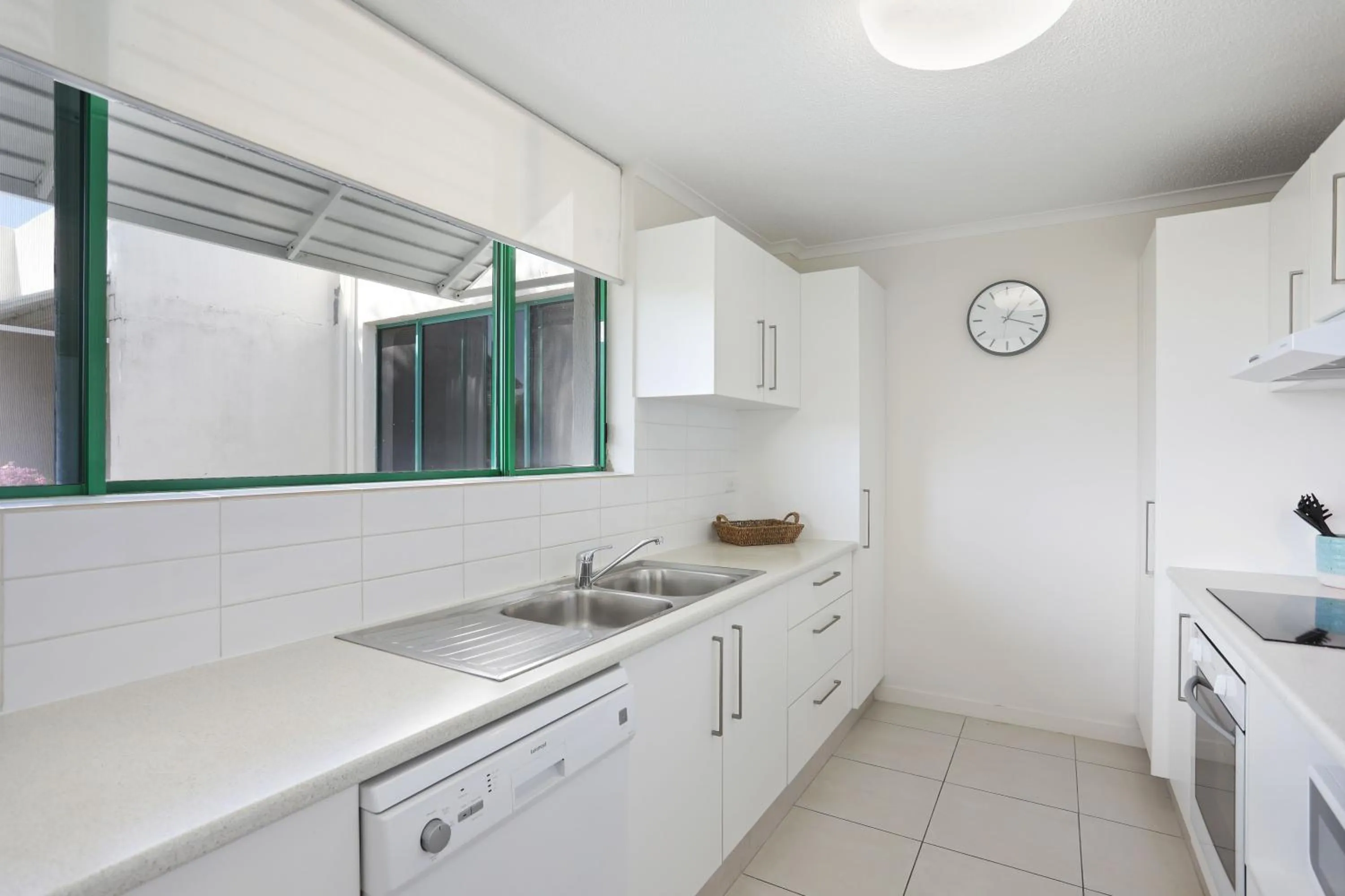 Kitchen or kitchenette in Headland Gardens Holiday Apartments