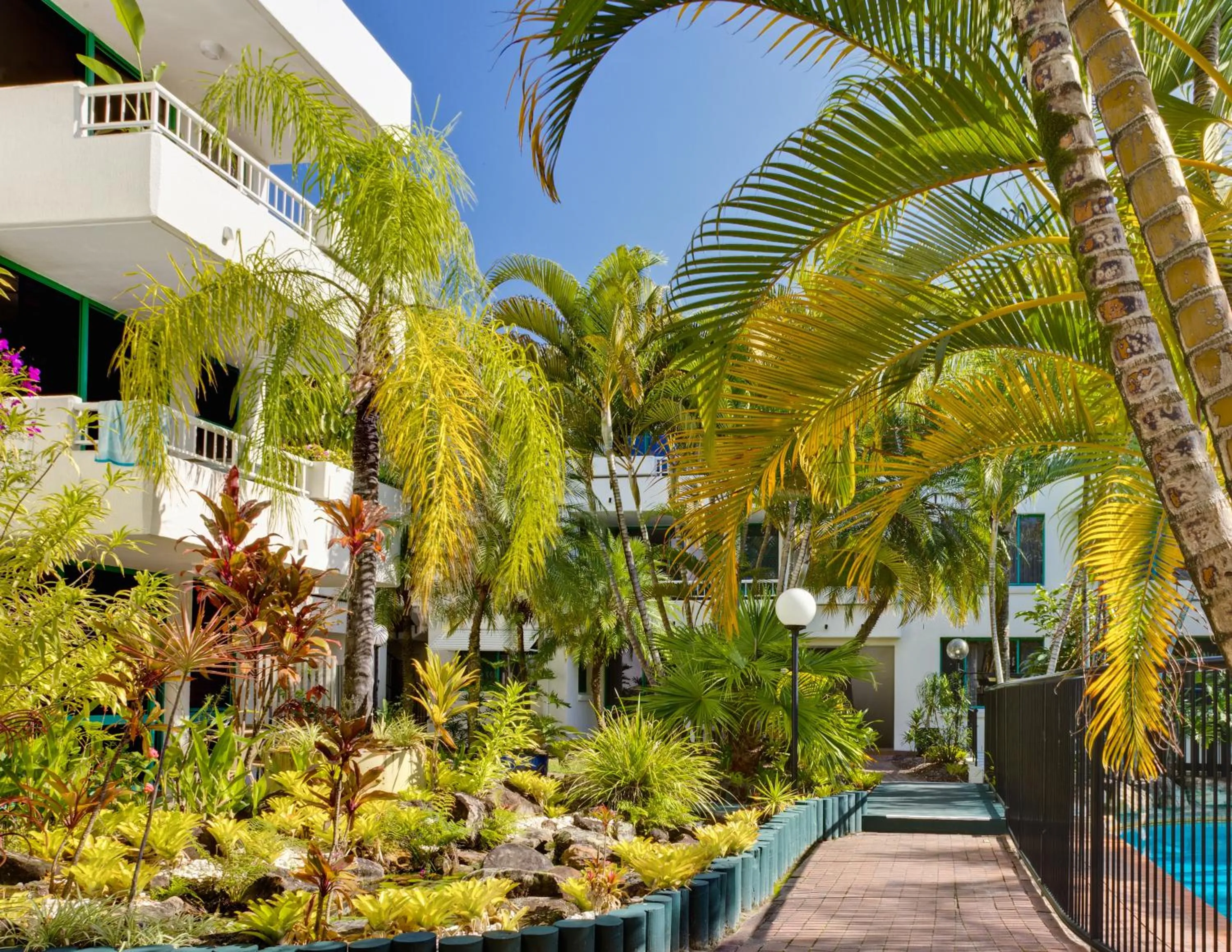 Swimming pool in Headland Gardens Holiday Apartments