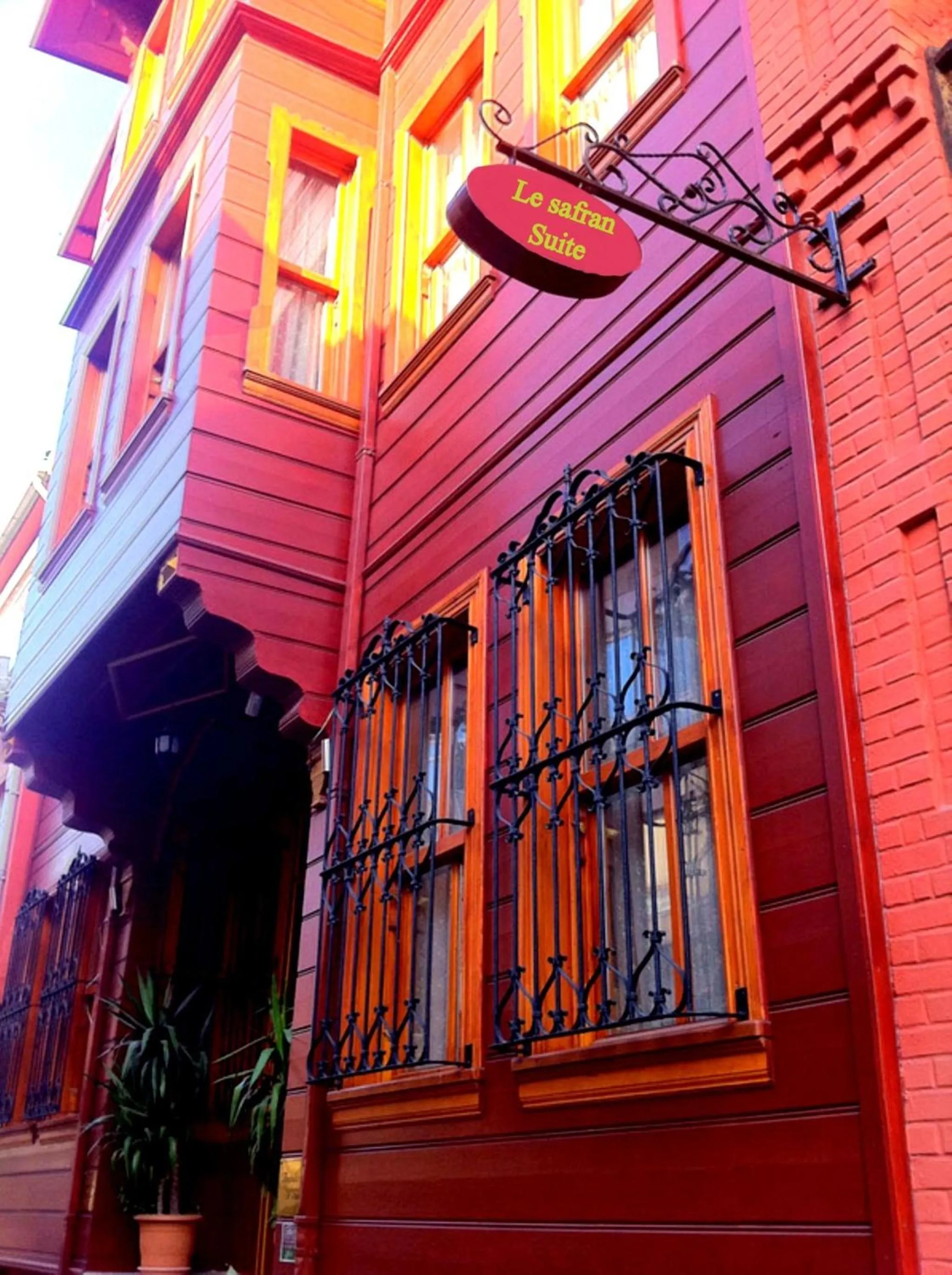 Facade/entrance in Le Safran Suite Hotel