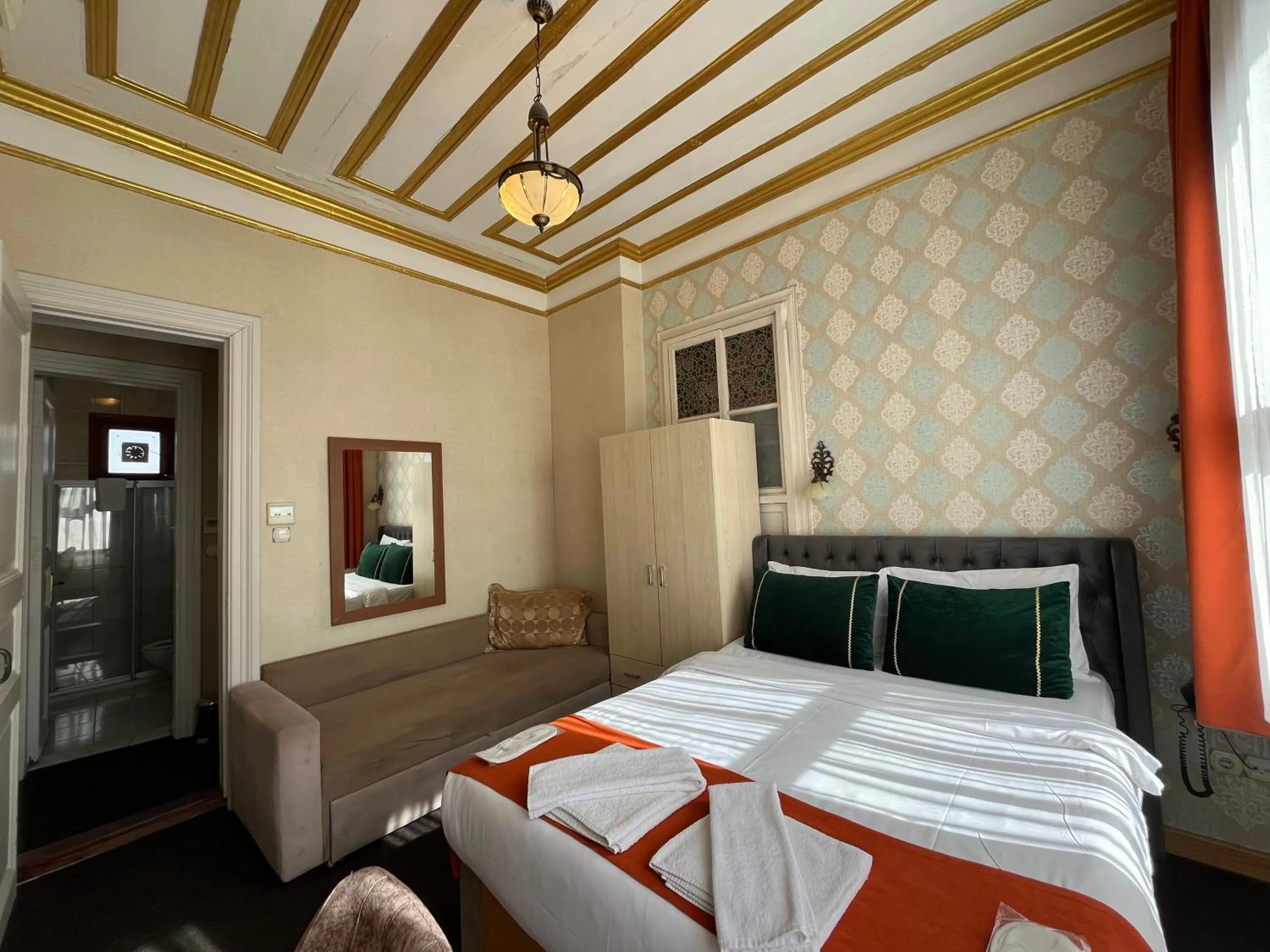 Bed in Le Safran Suite Hotel