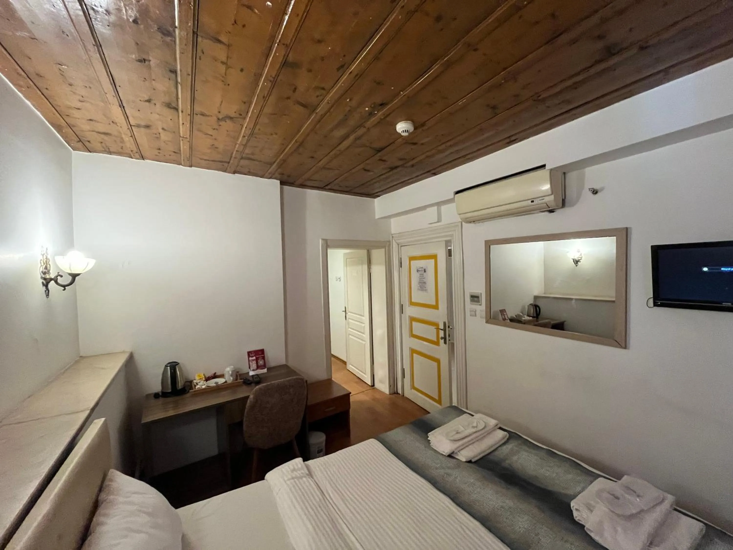 Bed in Le Safran Suite Hotel