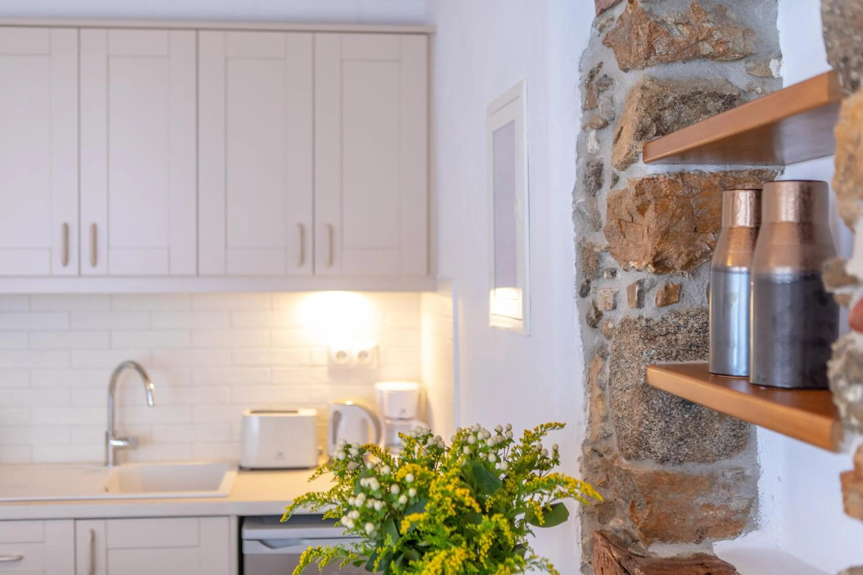 Kitchen or kitchenette in Castle Mansions