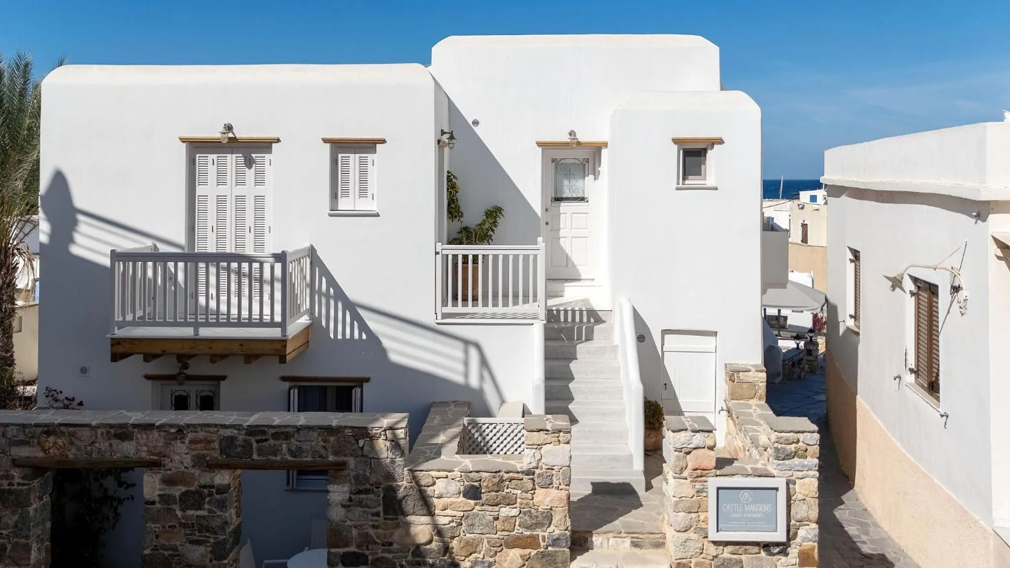 Facade/entrance in Castle Mansions