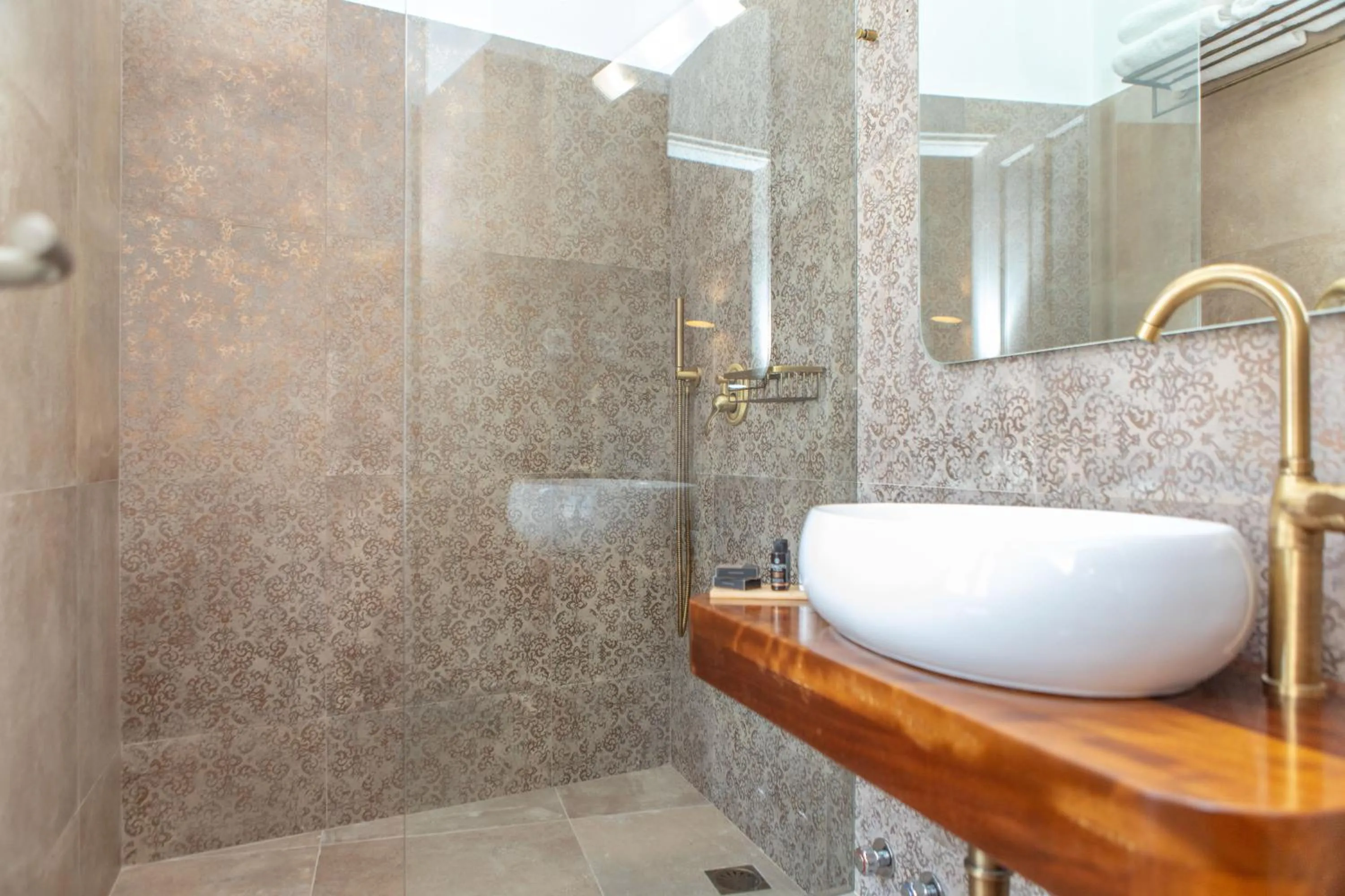 Shower in Castle Mansions