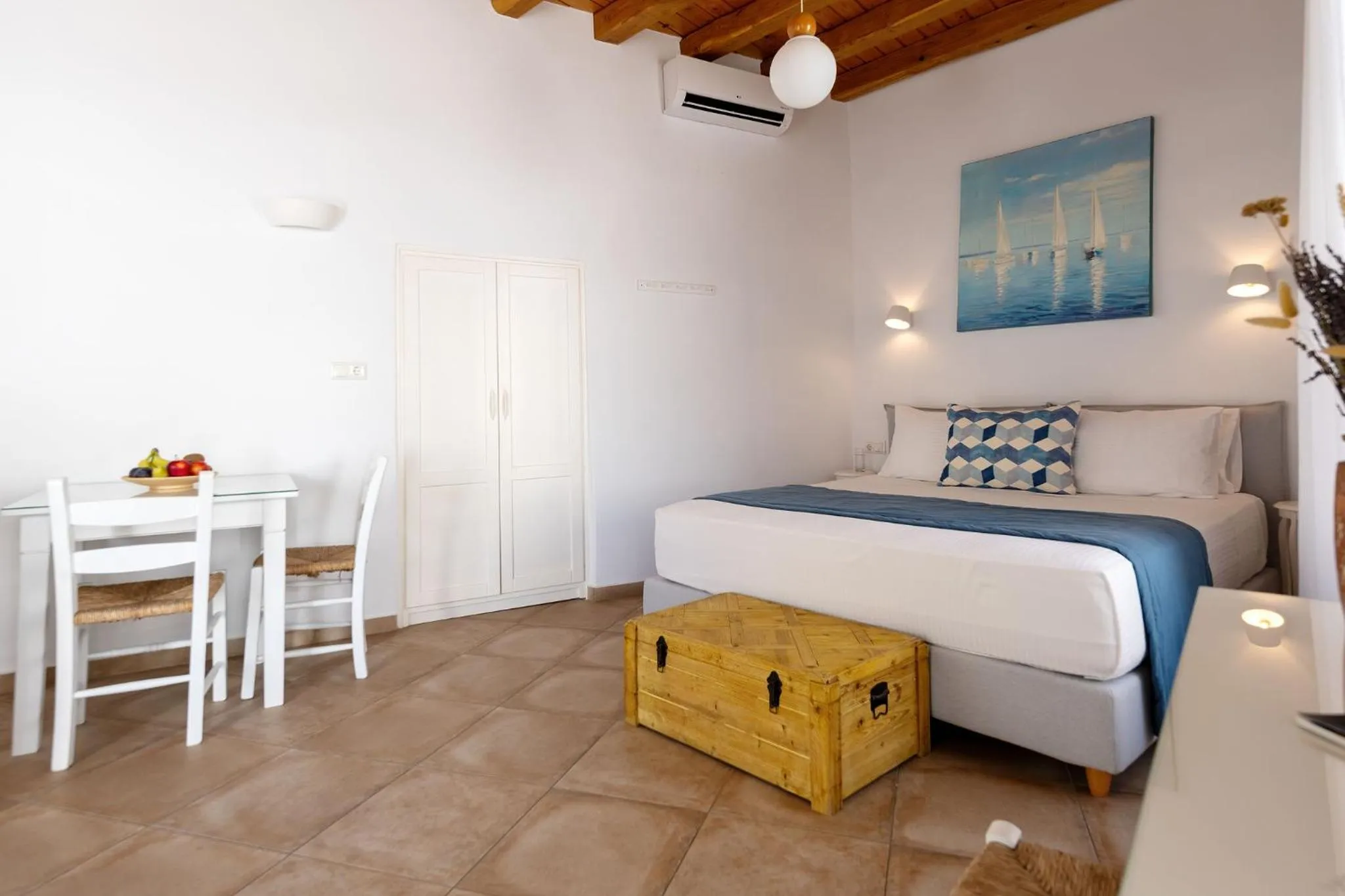 Dining area, Bed in Castle Mansions