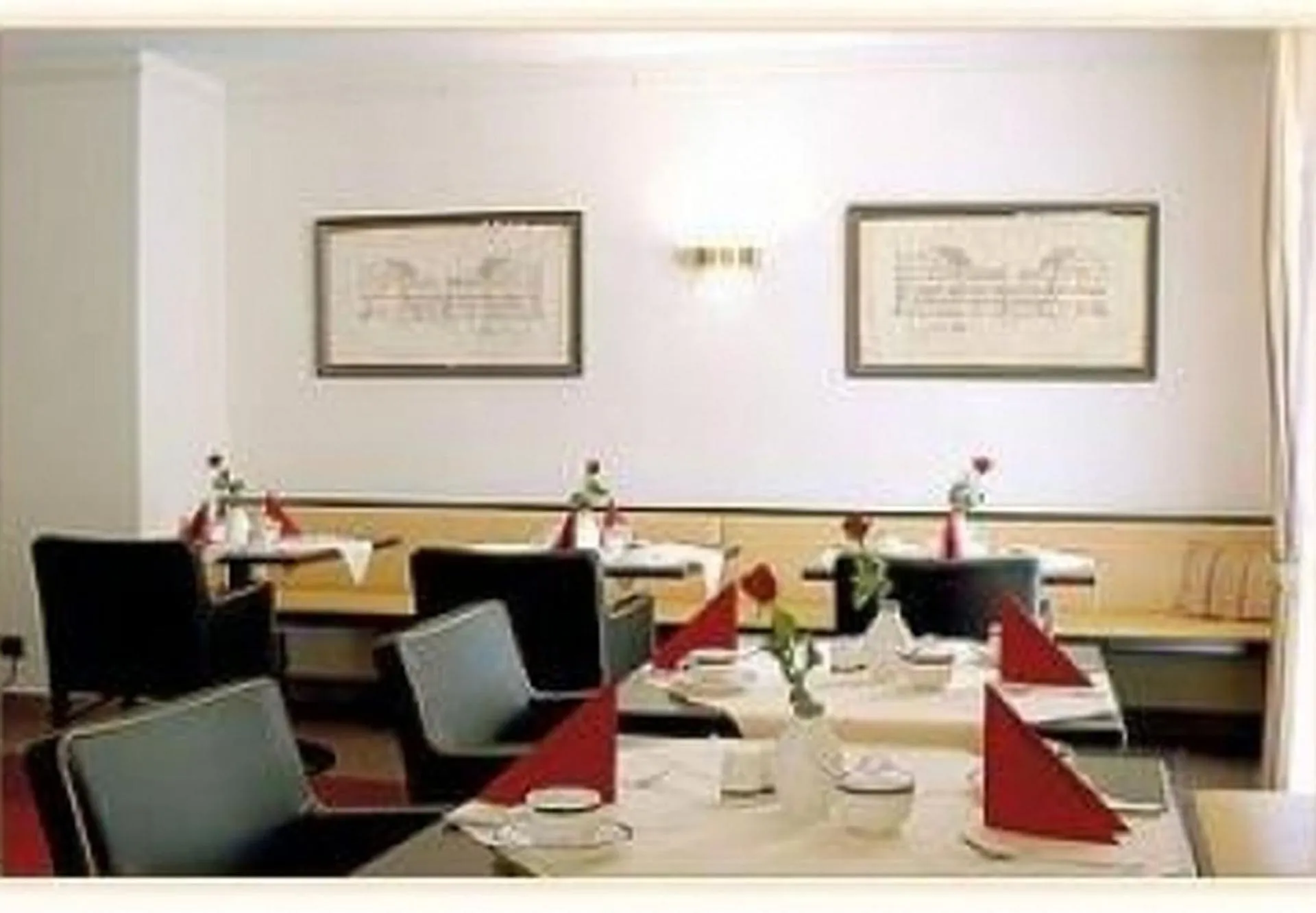 Restaurant/places to eat in Sax Imperial