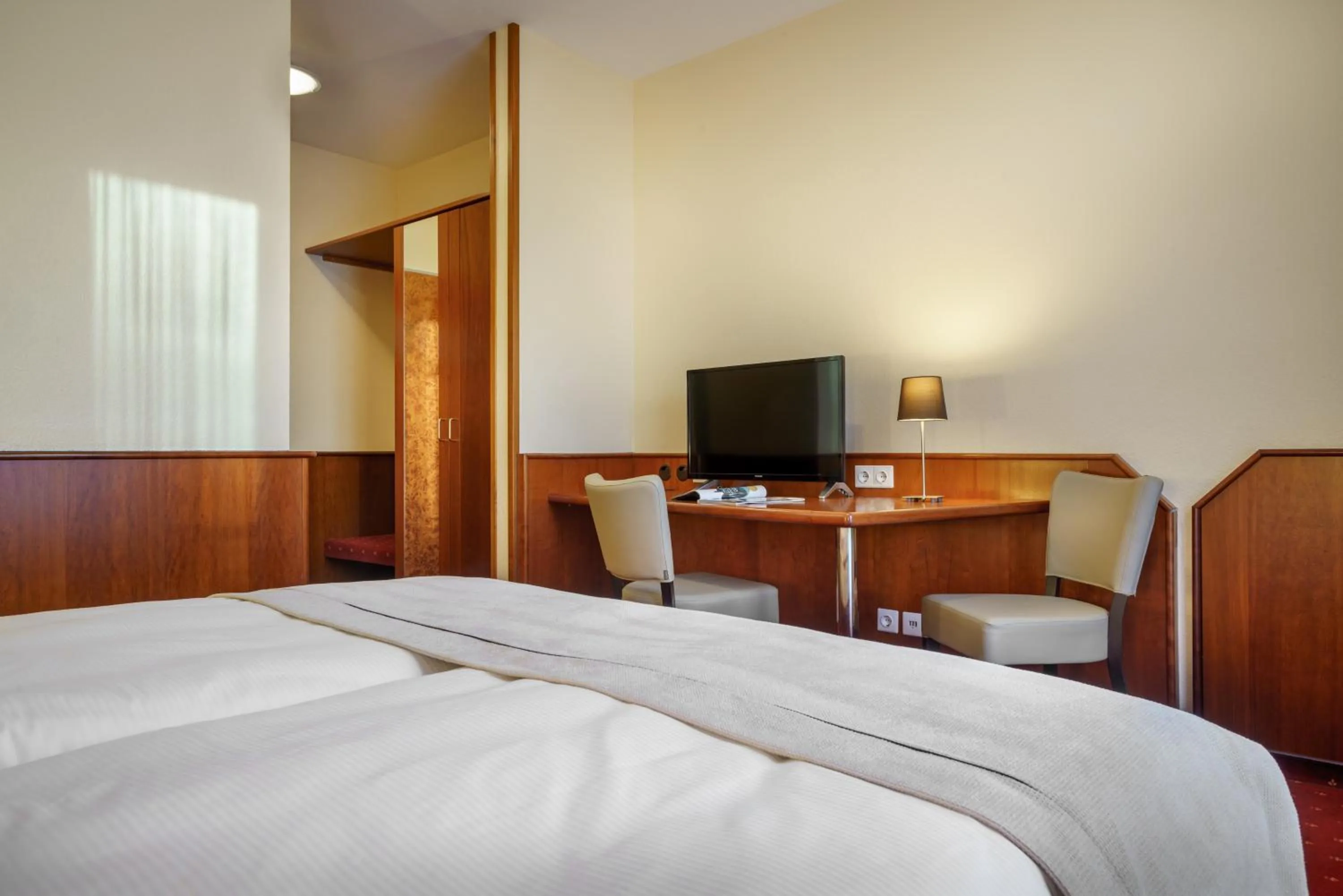 Photo of the whole room, Bed in Hotel Hagemann Hamburg Hafen