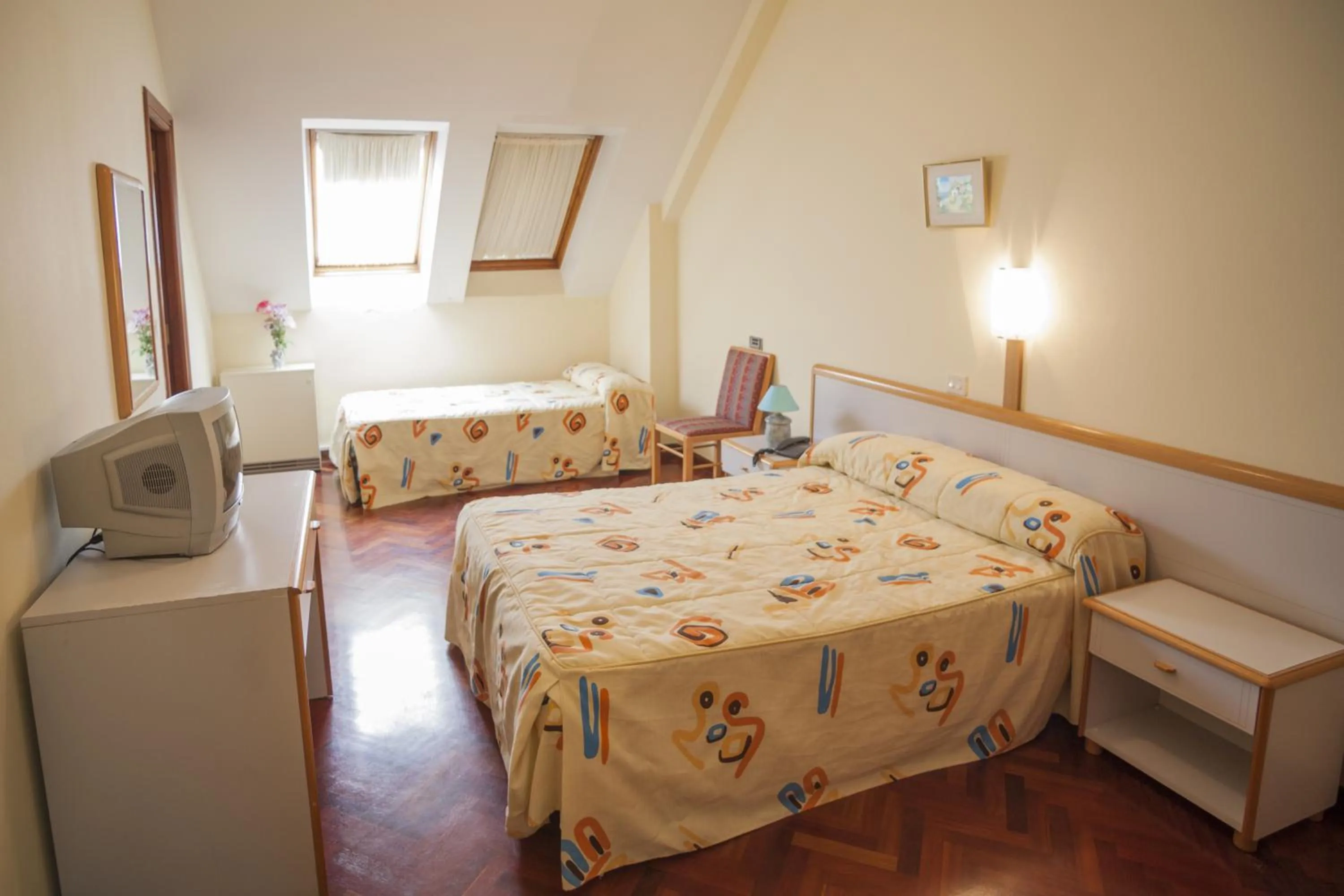 Photo of the whole room in Hotel Cristal 1