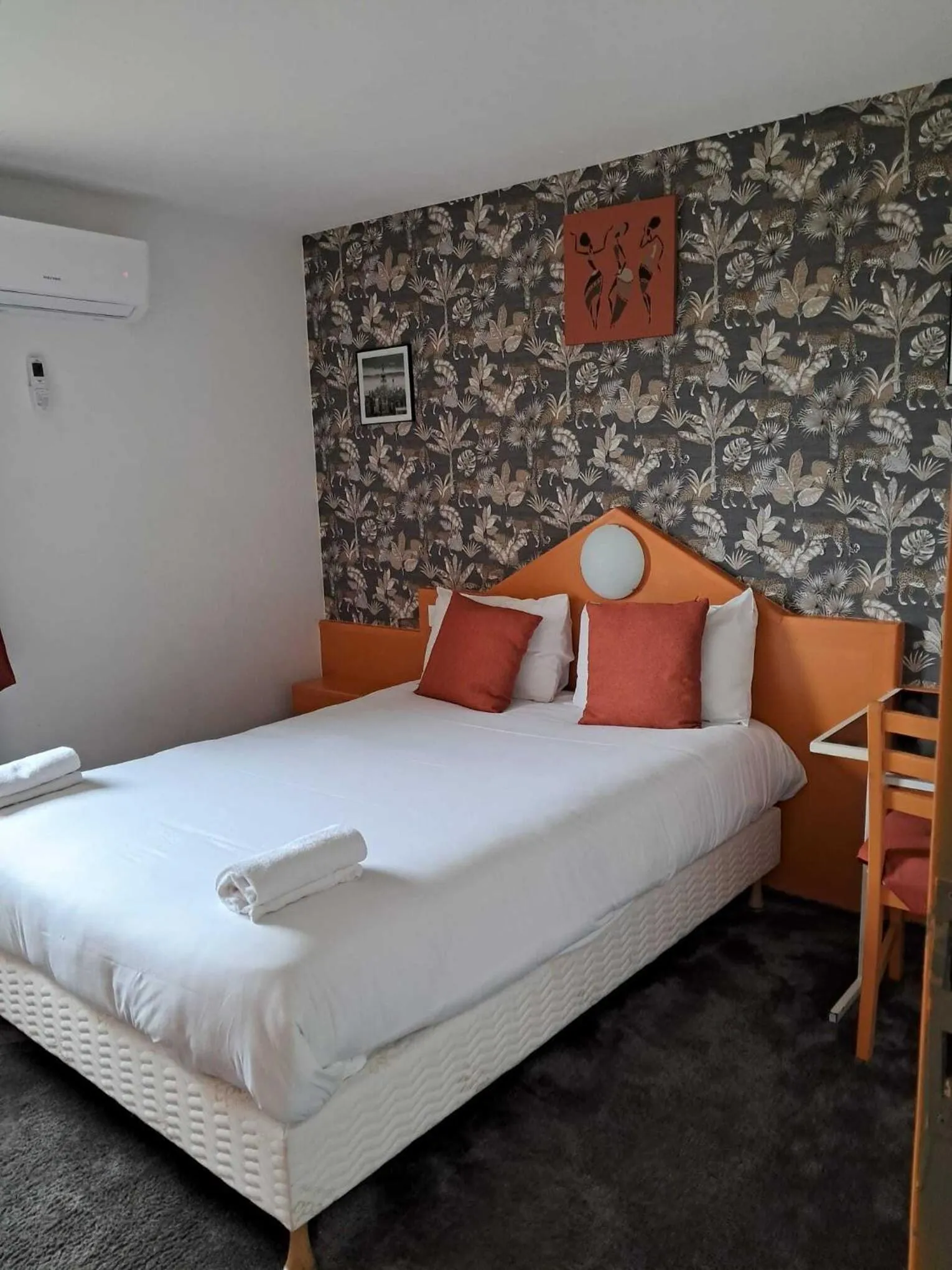 Bed in Astrotel Romorantin-Lanthenay Soirée étape