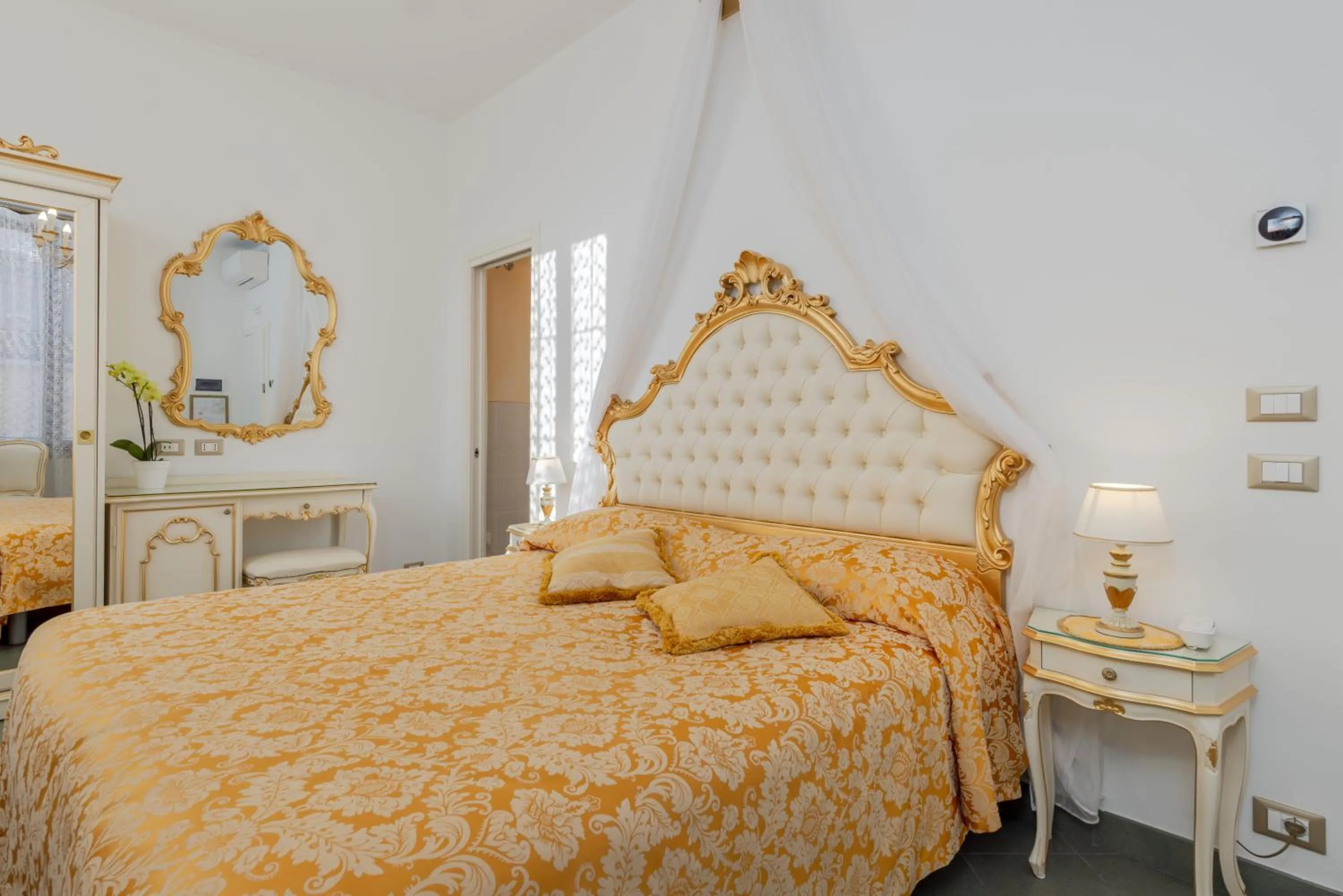 Bathroom, Bed in Hotel Marte