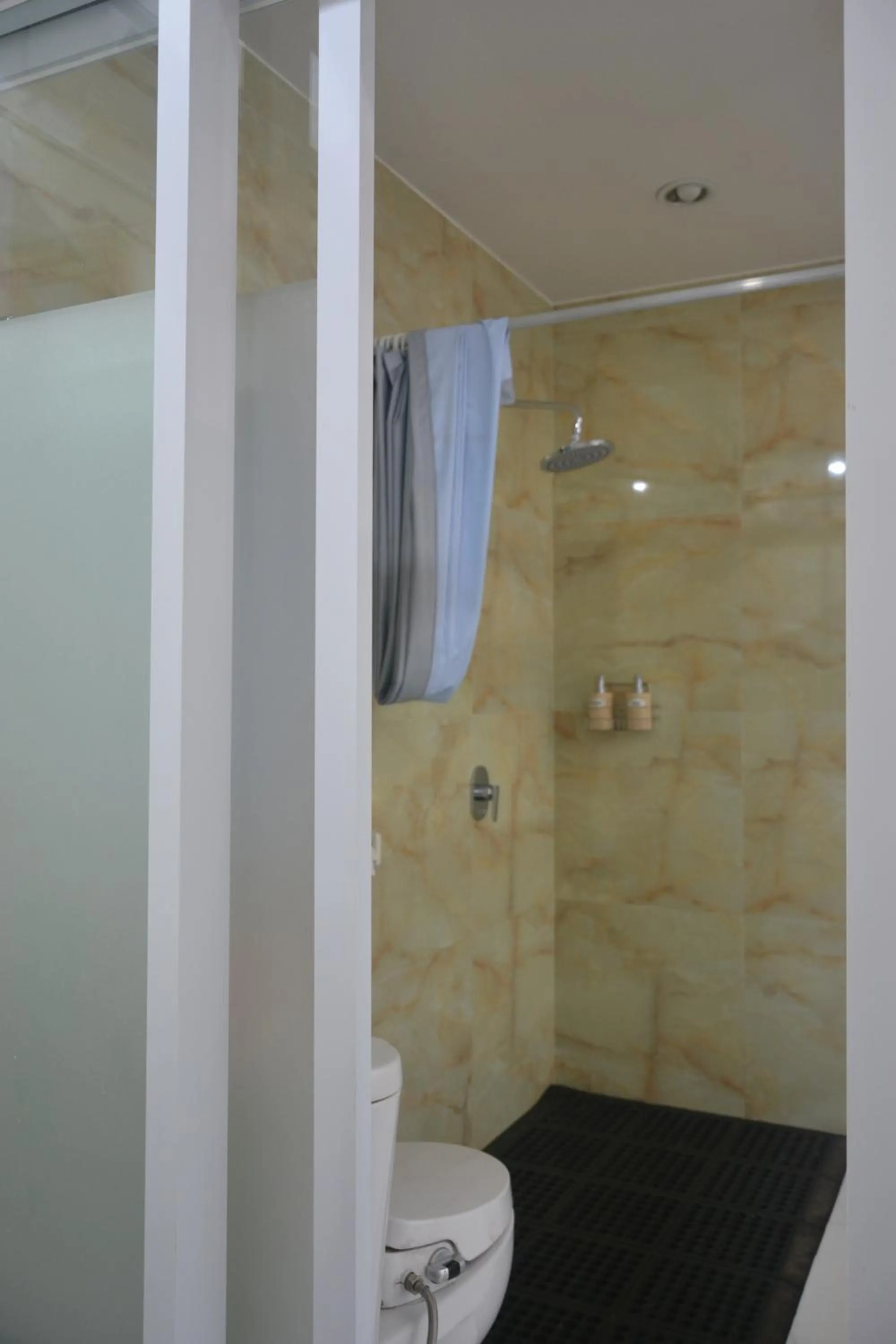 Shower in Bhuana Agung Villa and Restaurant