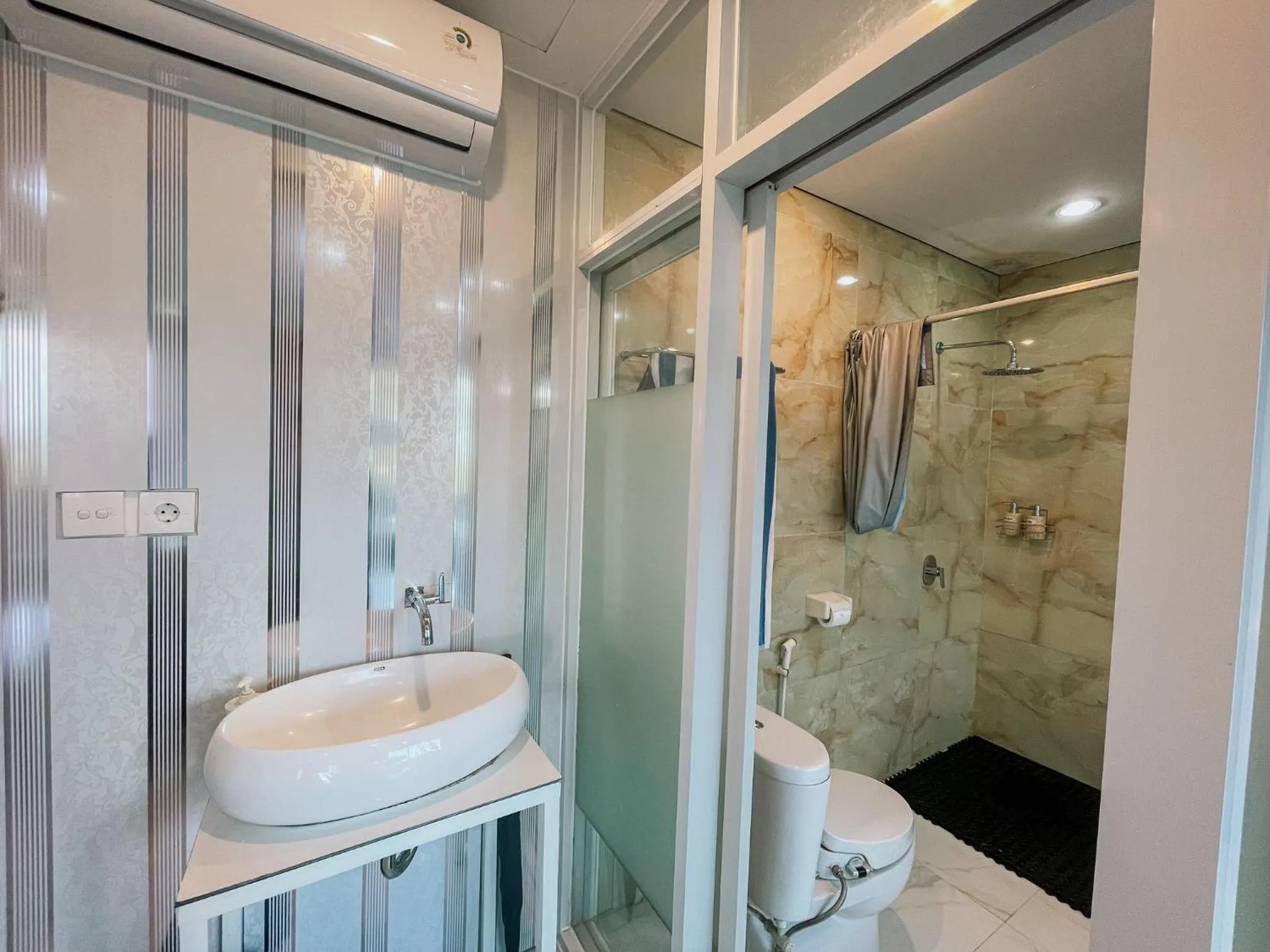 Shower in Bhuana Agung Villa and Restaurant