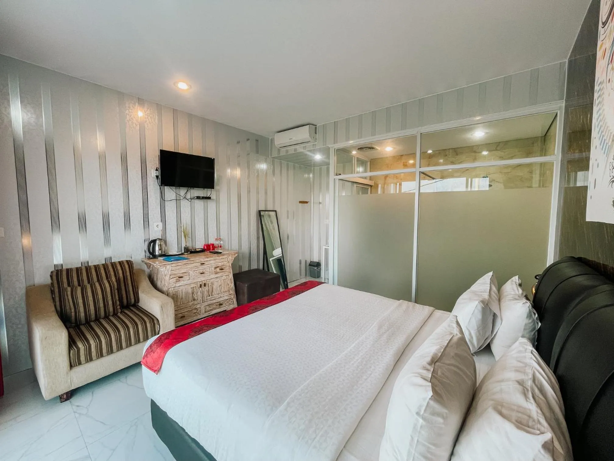 TV and multimedia, Bed in Bhuana Agung Villa and Restaurant