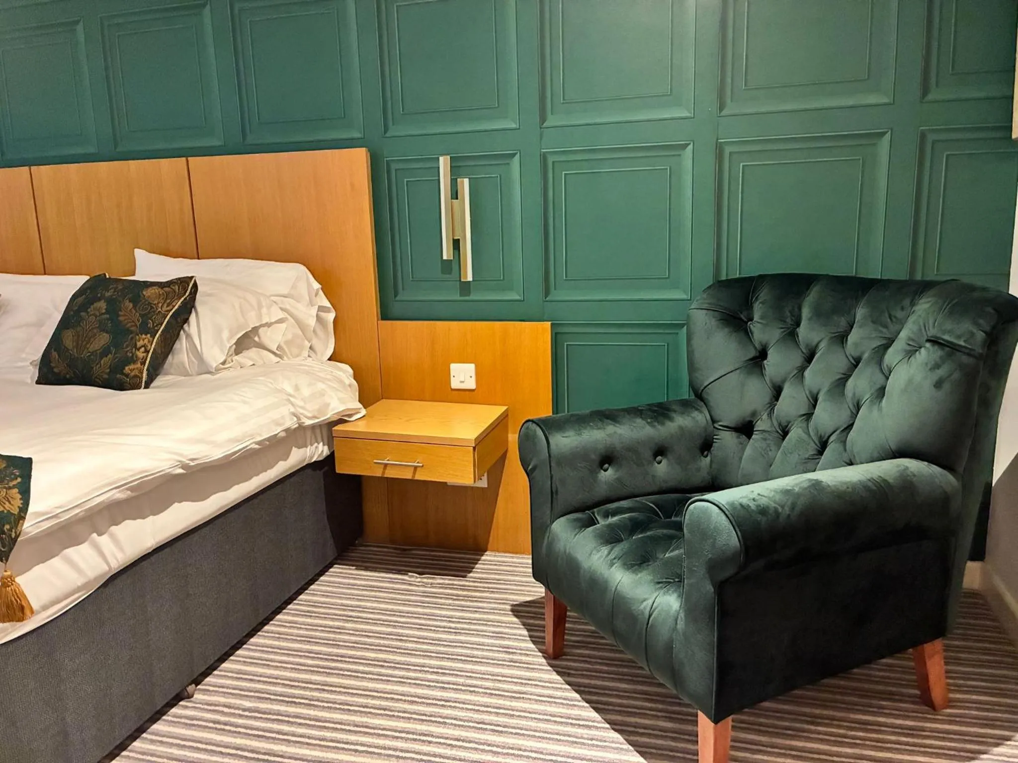 Luxury Twin Room in Deangate Motel