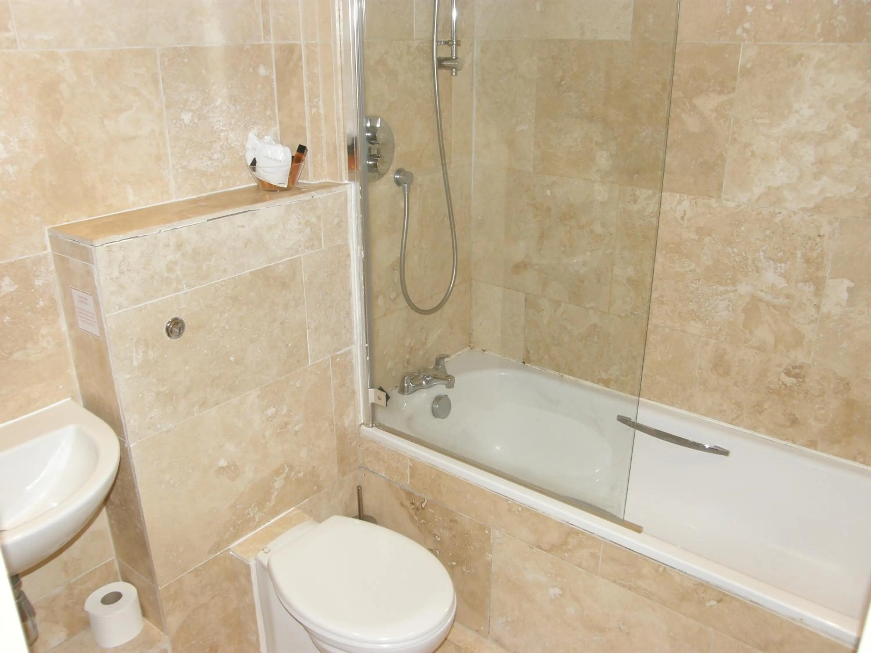 Bathroom in Deangate Motel