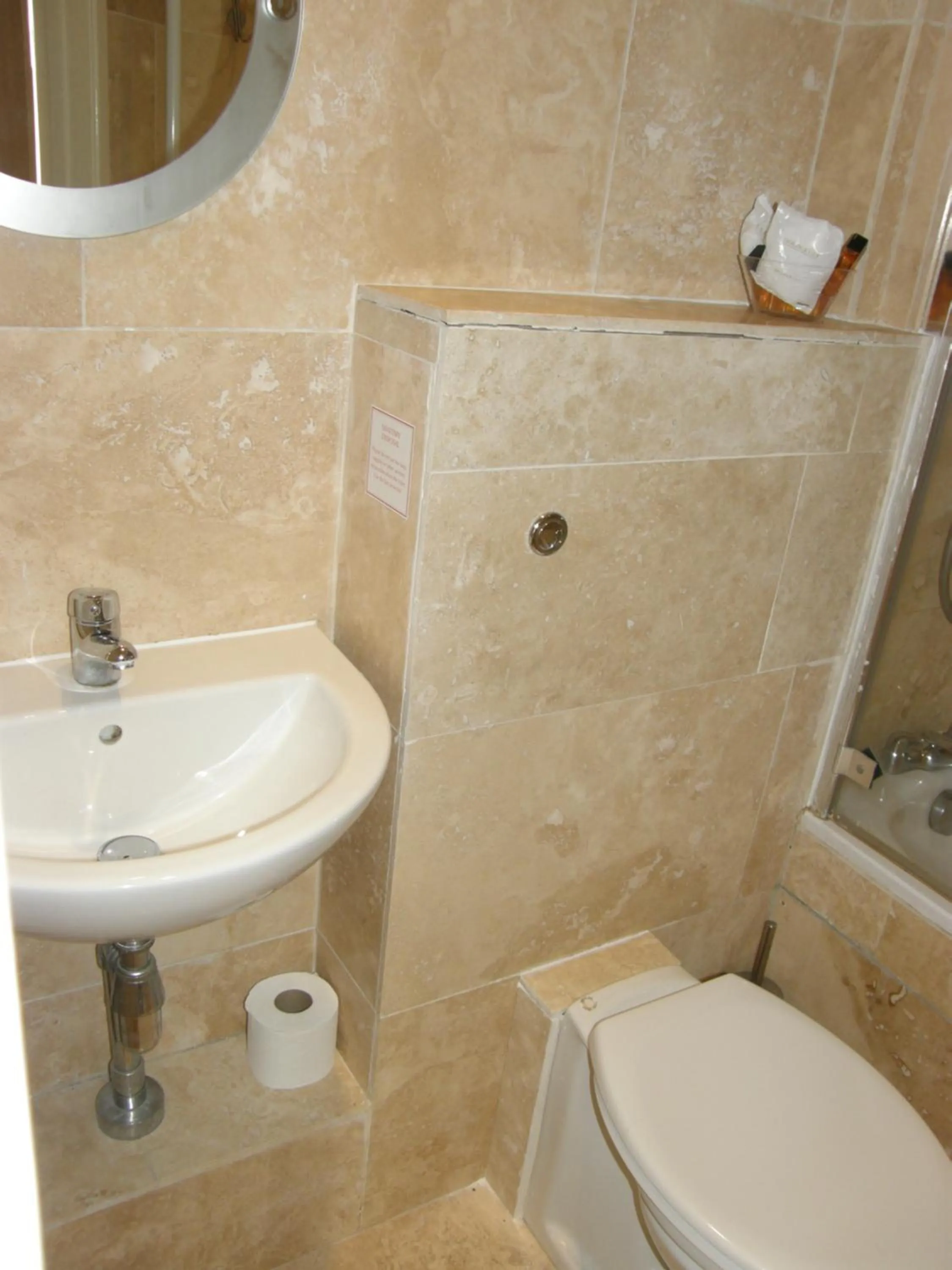 Bathroom in Deangate Motel