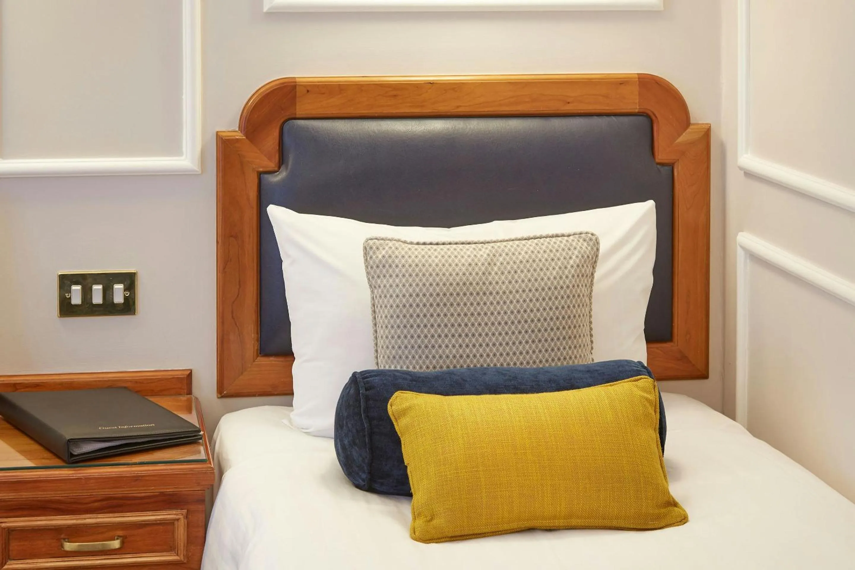 Photo of the whole room, Bed in Lancaster Gate Hotel