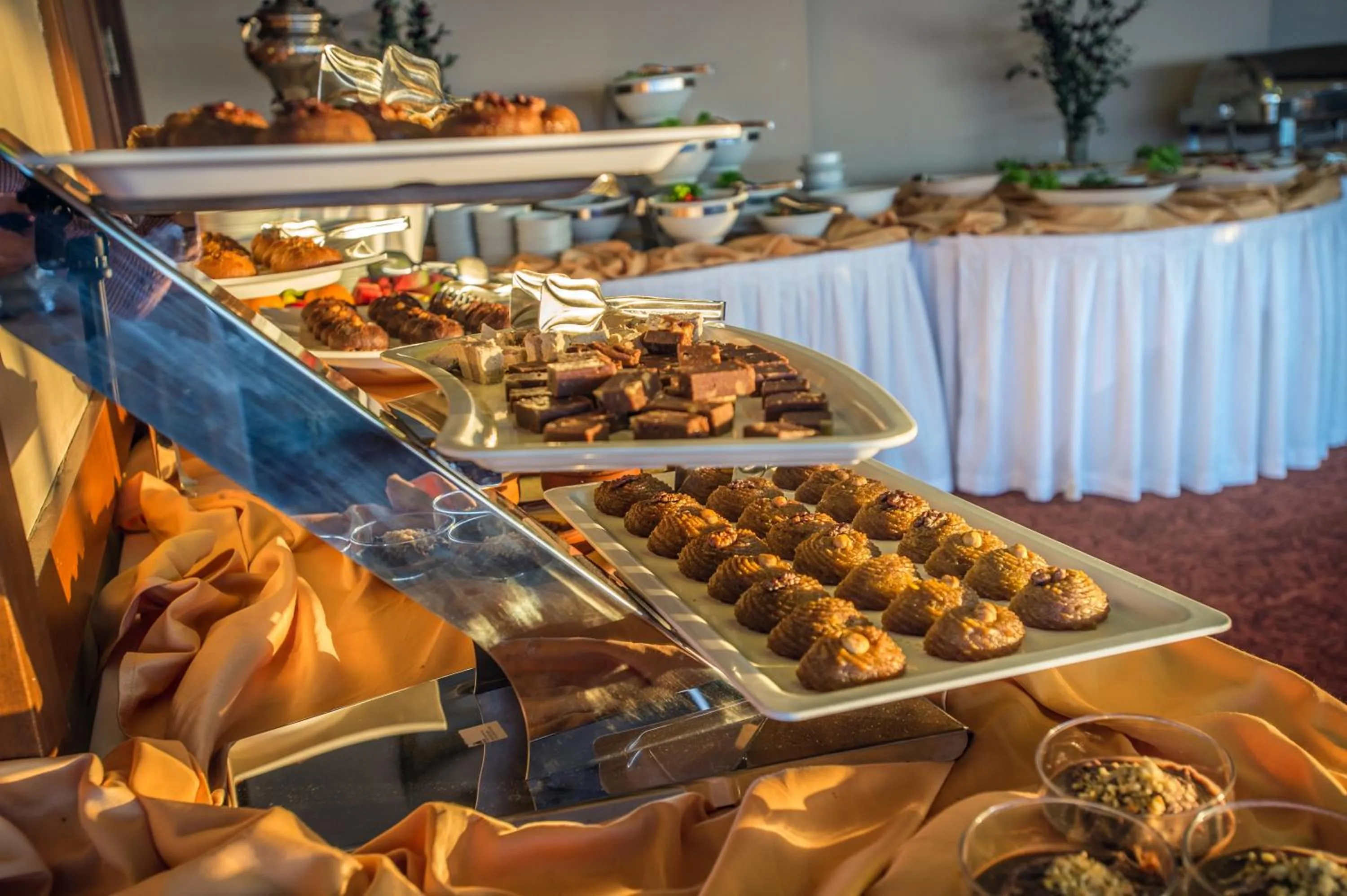 Restaurant/places to eat in Usta Park Hotel