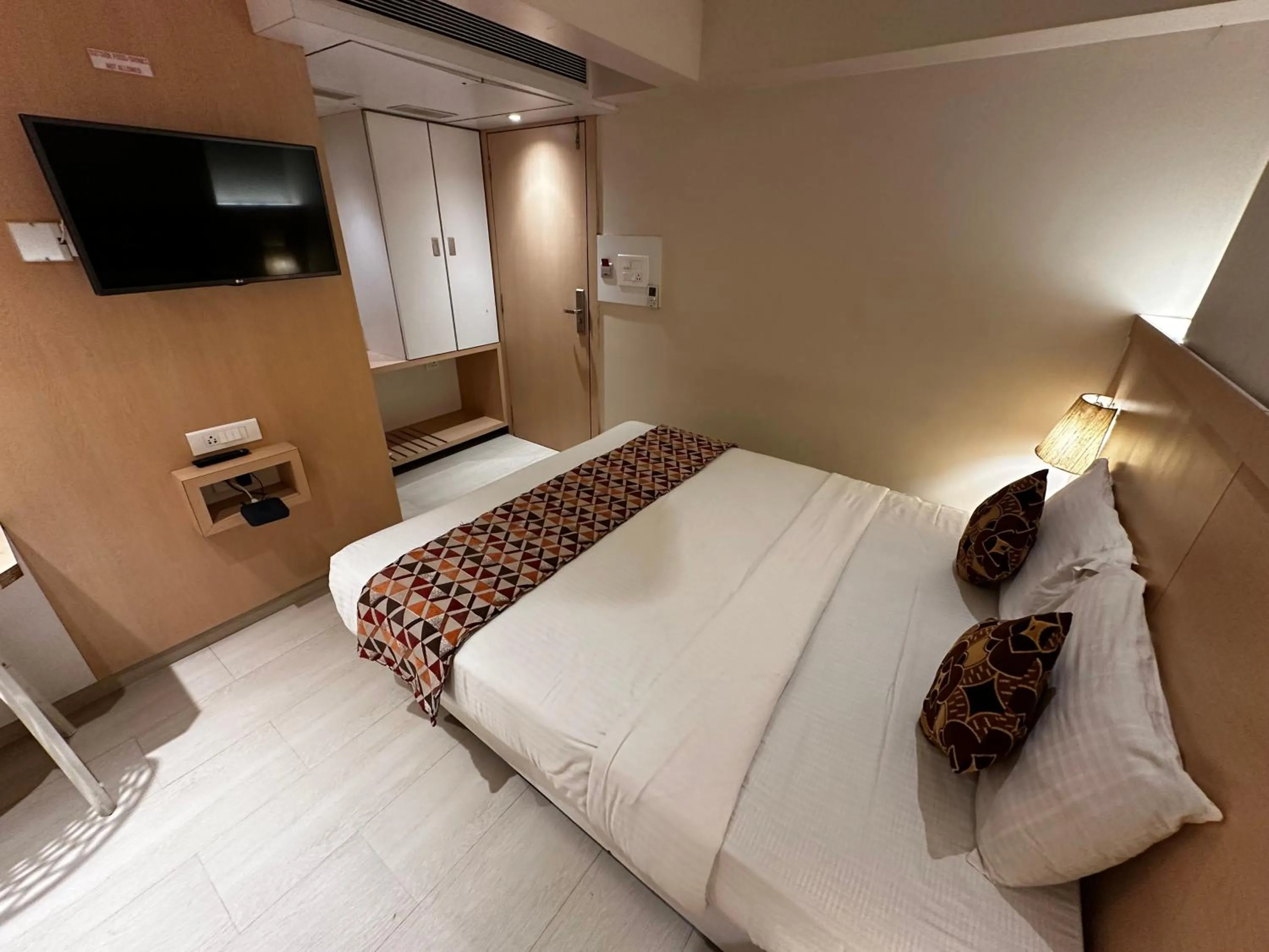 TV and multimedia, Bed in South Coast Hotel Wagle Estate Thane