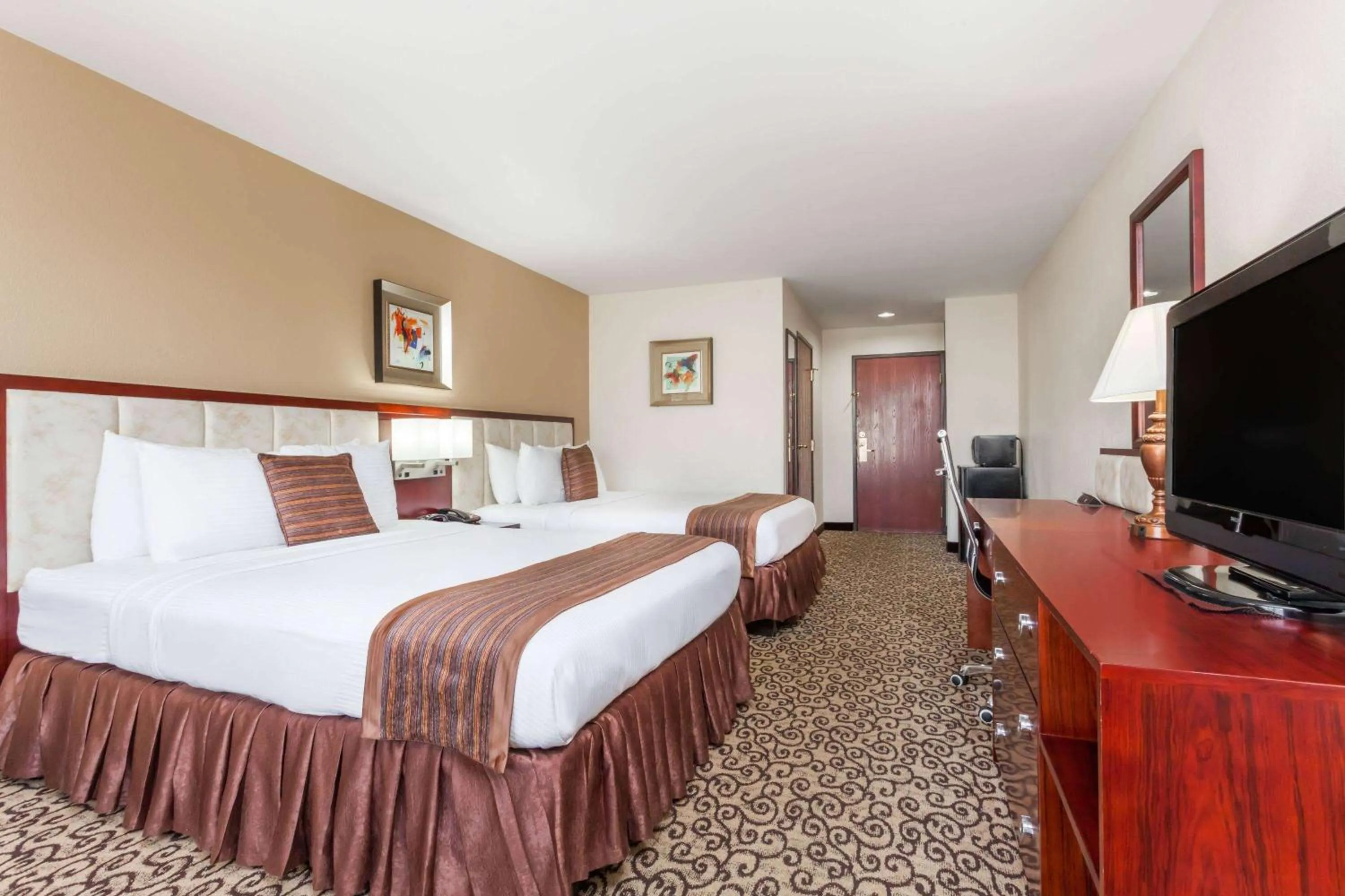 Photo of the whole room, Bed in Baymont by Wyndham Columbia Fort Jackson