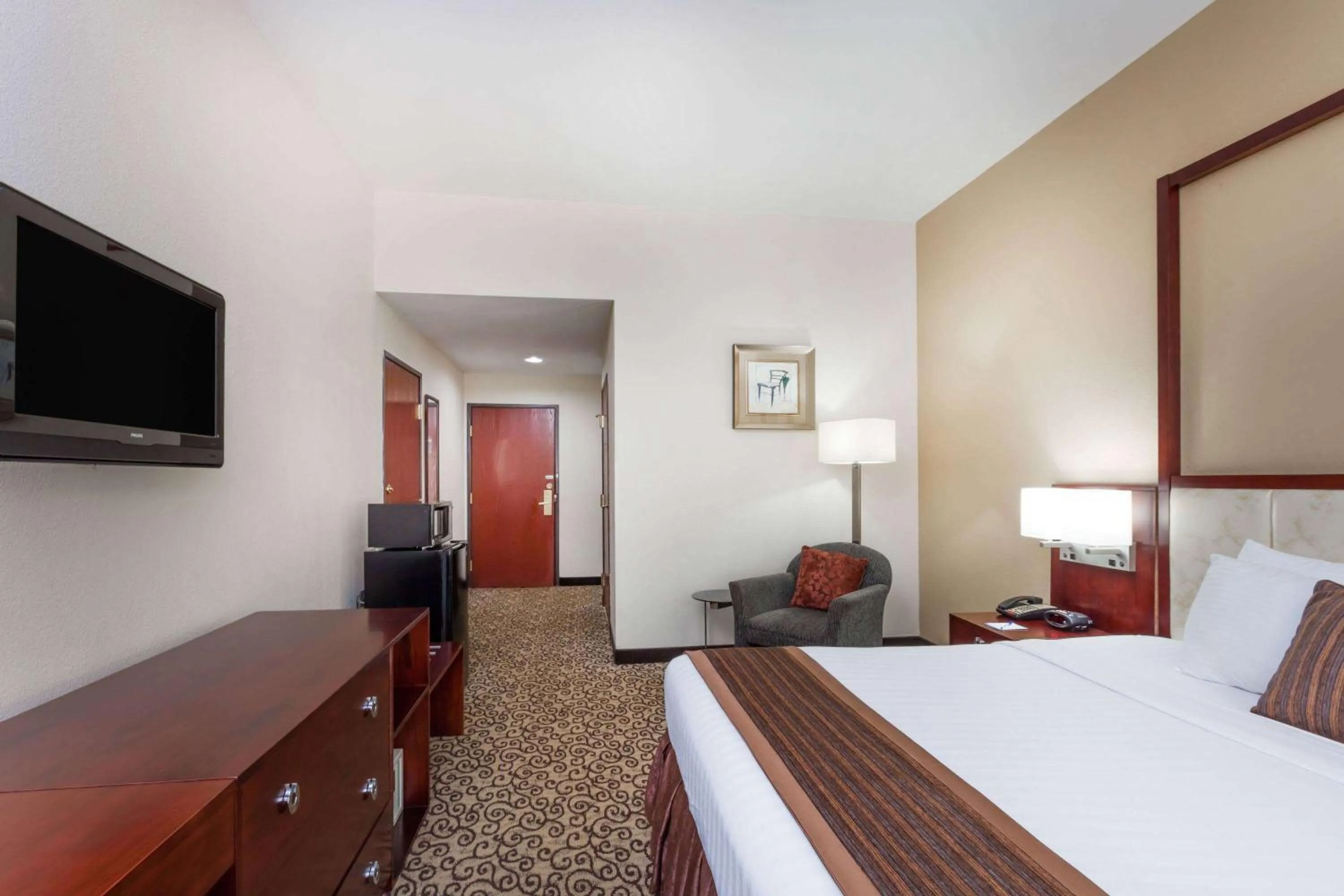 Photo of the whole room, Bed in Baymont by Wyndham Columbia Fort Jackson