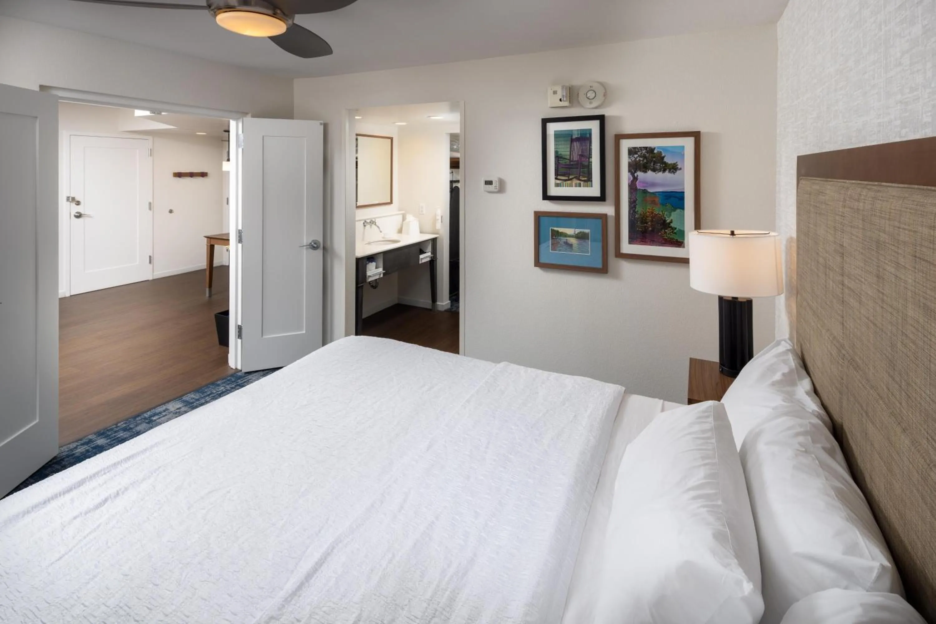 Bed in Hampton Inn and Suites Asheville Airport