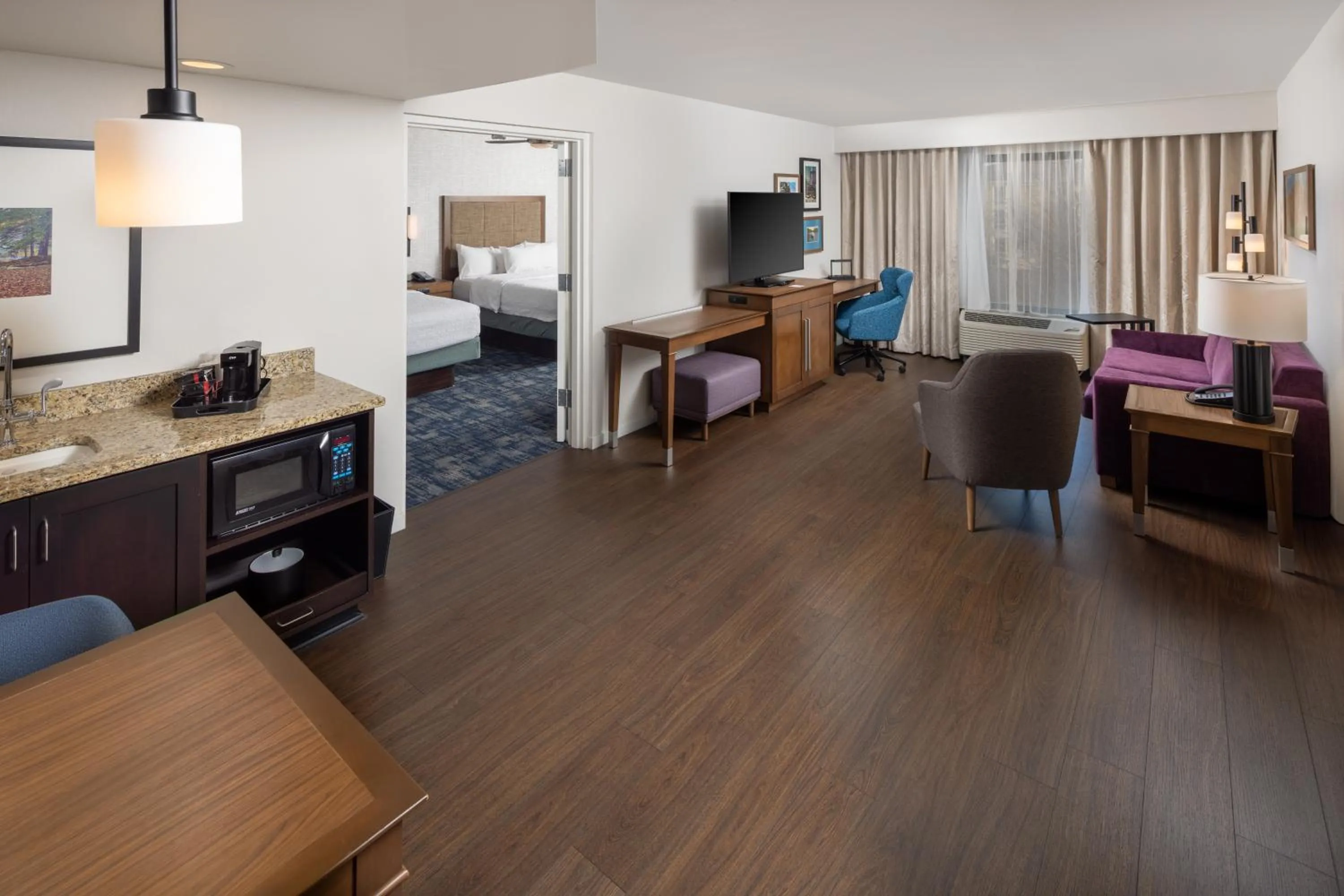 Living room in Hampton Inn and Suites Asheville Airport