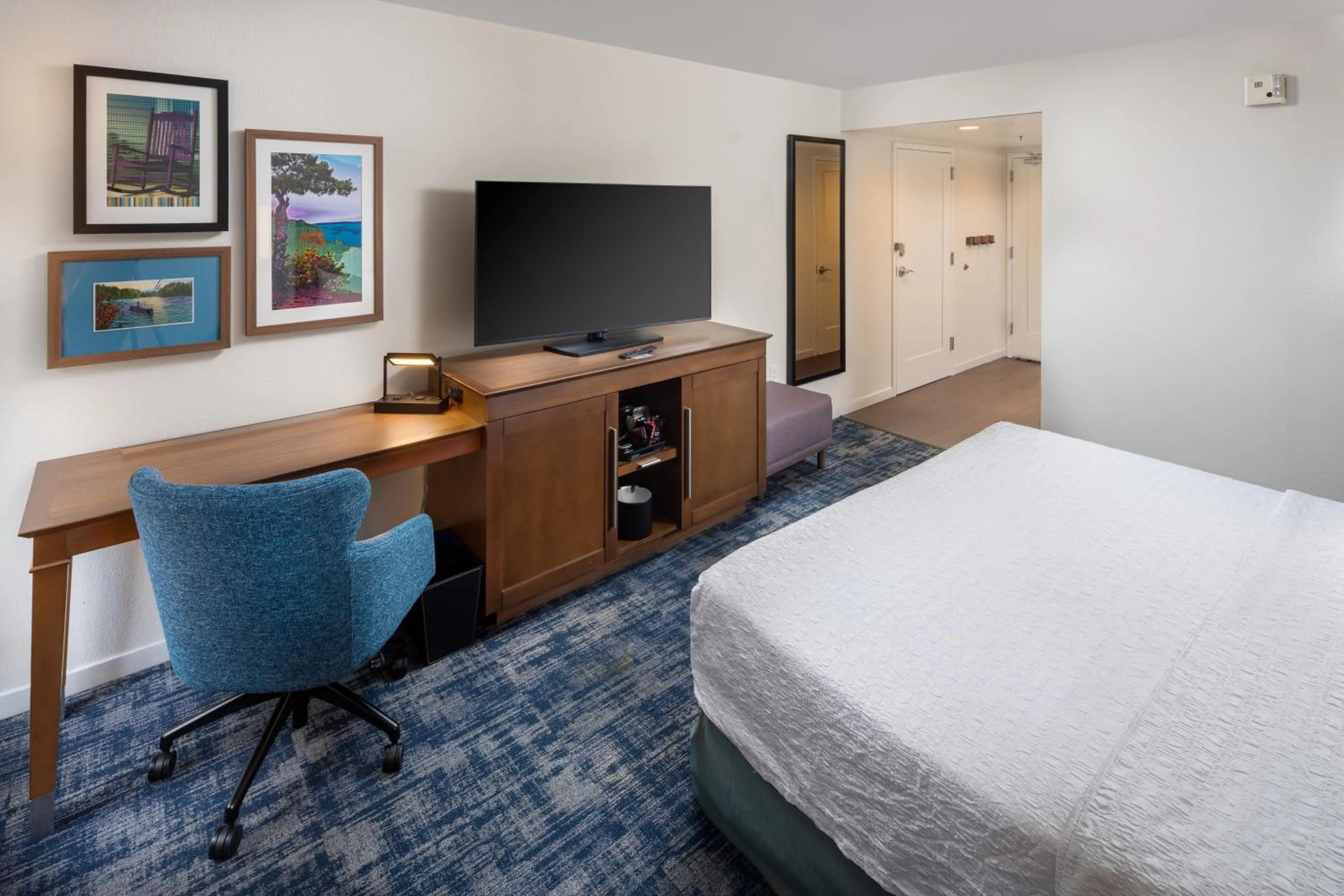 Bedroom, Bed in Hampton Inn and Suites Asheville Airport