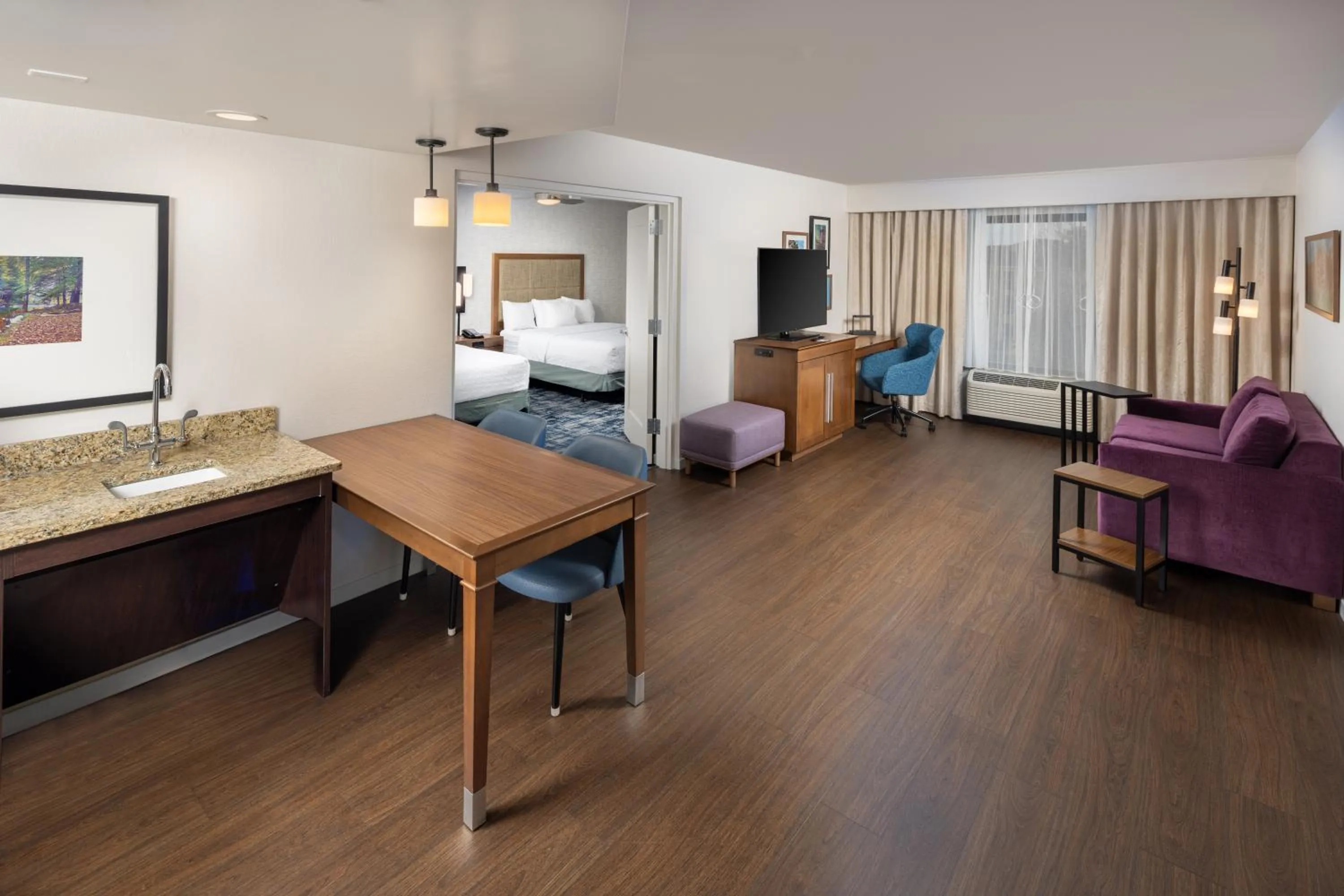 Living room, Bed in Hampton Inn and Suites Asheville Airport