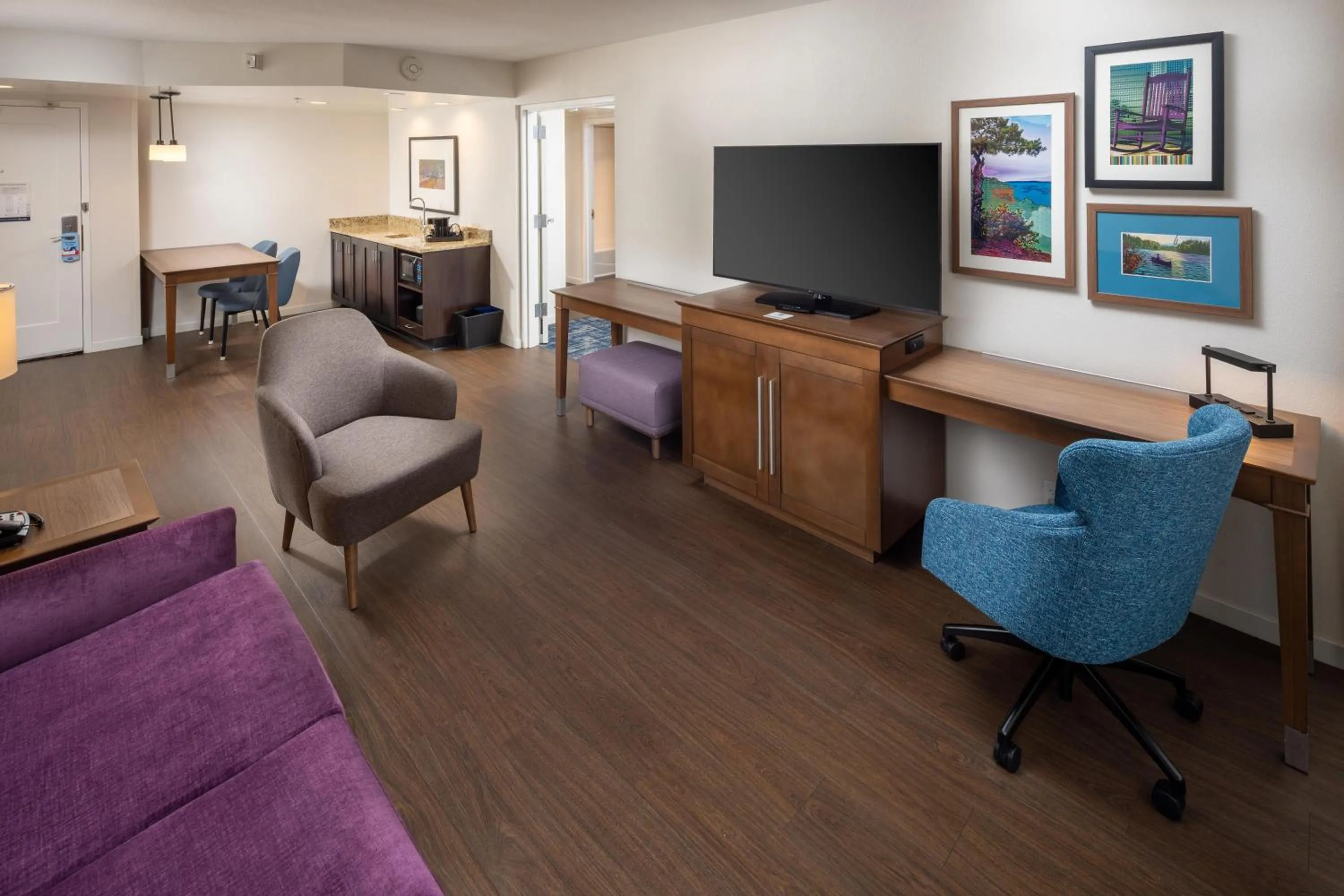 Bedroom in Hampton Inn and Suites Asheville Airport