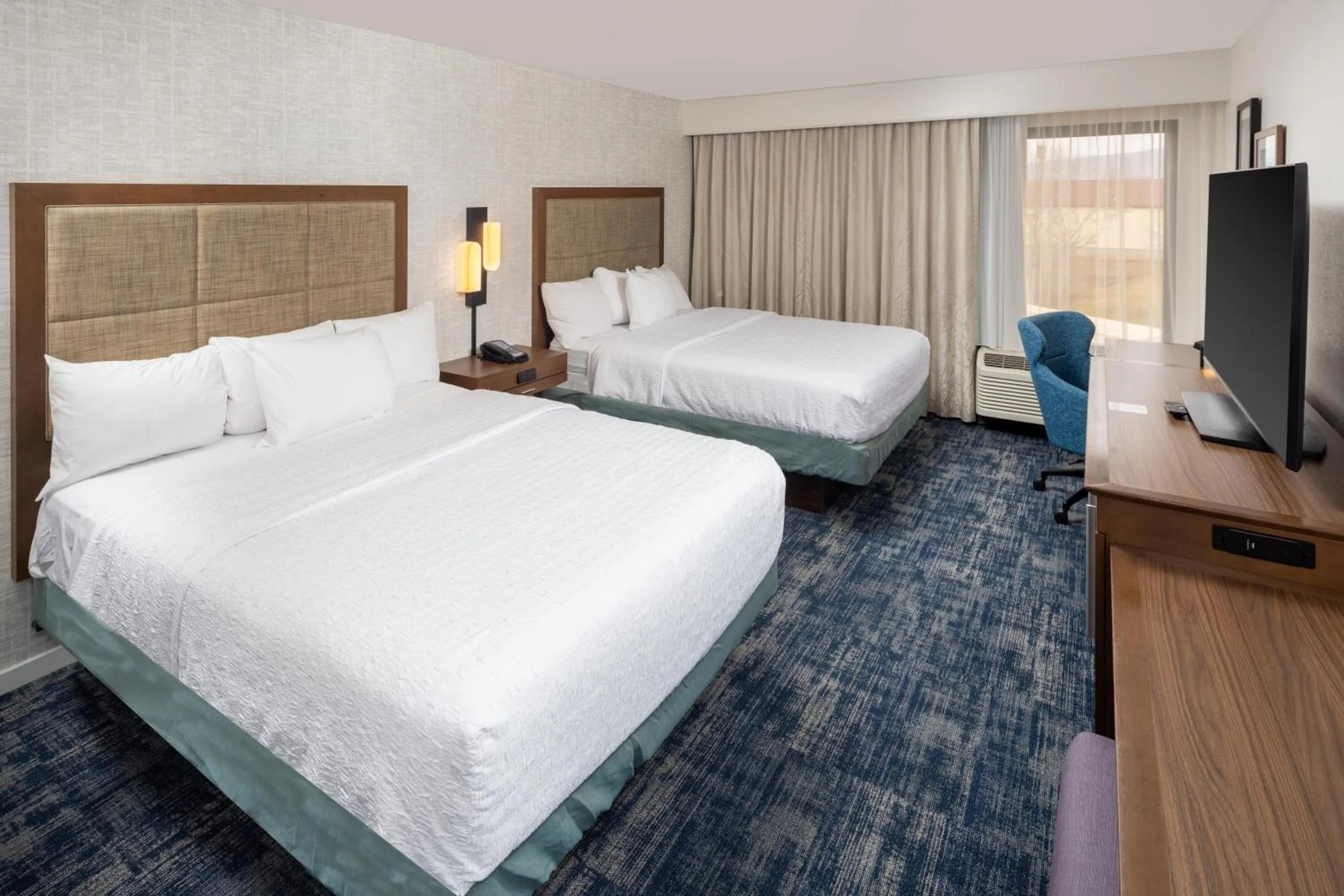 Bed in Hampton Inn and Suites Asheville Airport