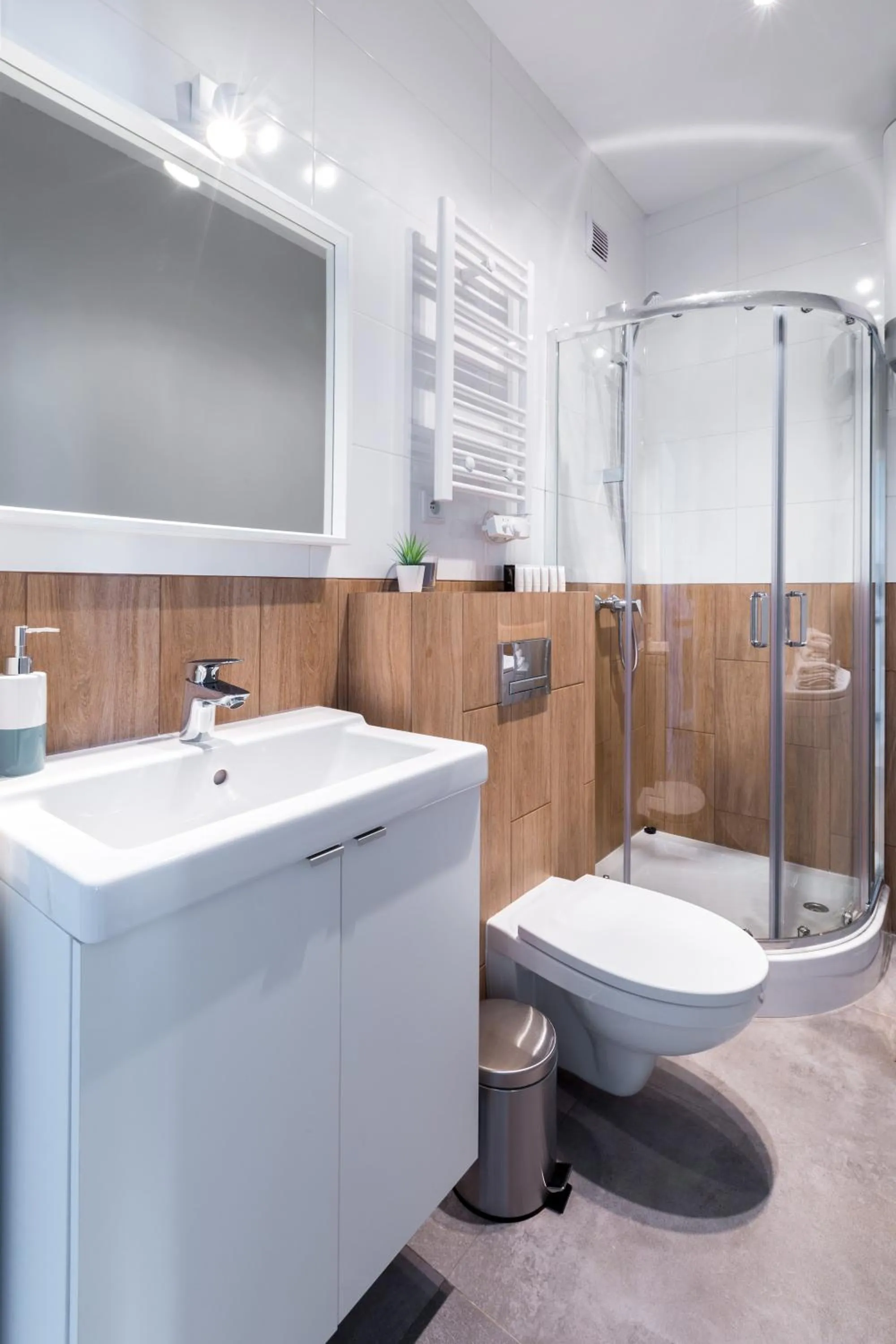 Shower in Friendhouse Apartments Avenue