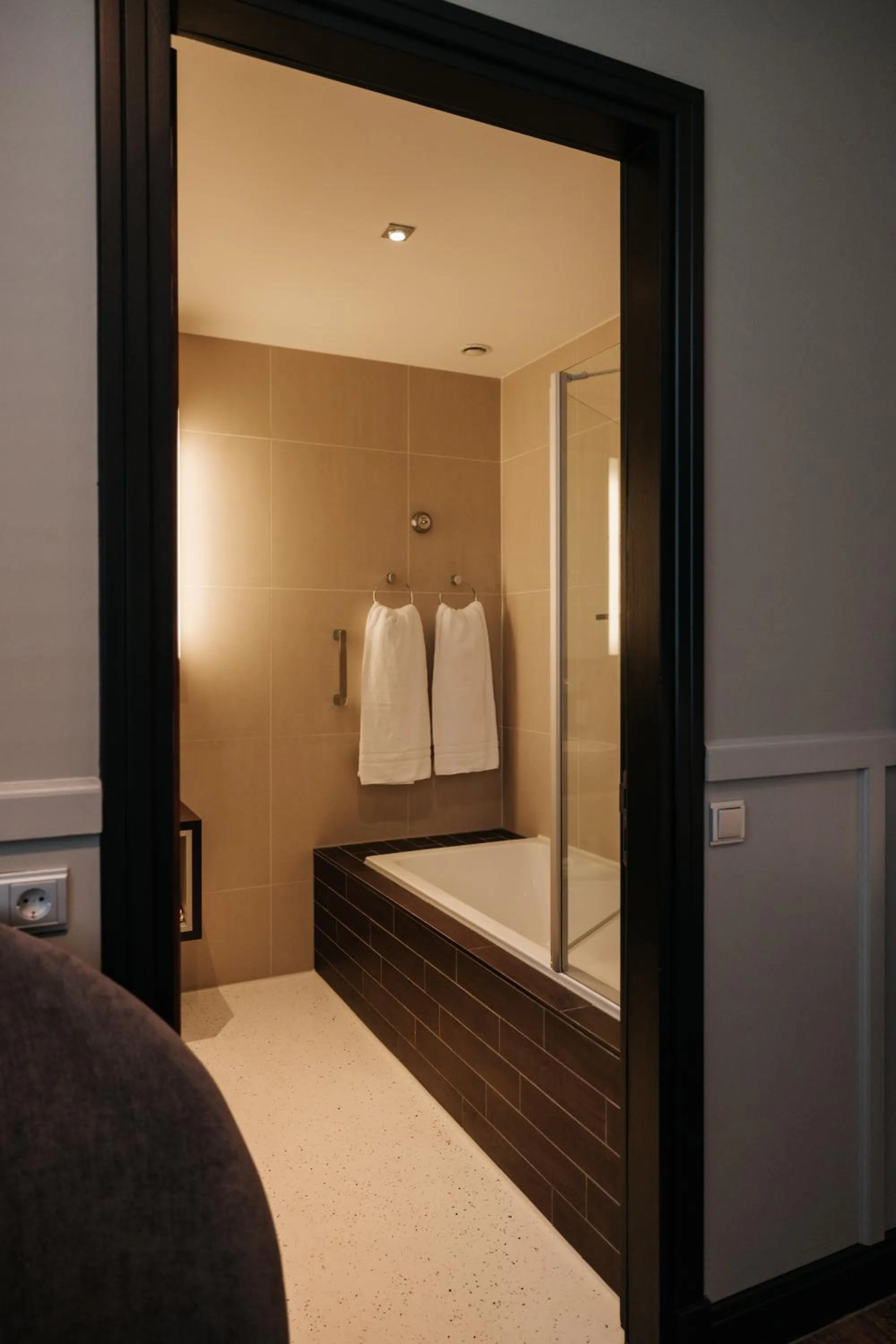 Bathroom, Bed in Hotel & Spa Savarin - Rijswijk, The Hague