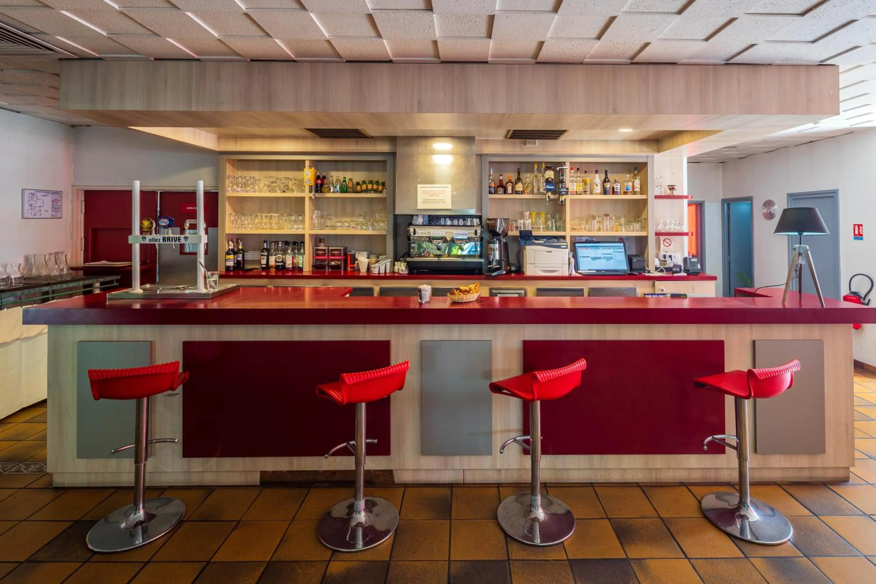 Lounge or bar in Logis Hotel Noemys Brive - Restaurant Le Teinchurier