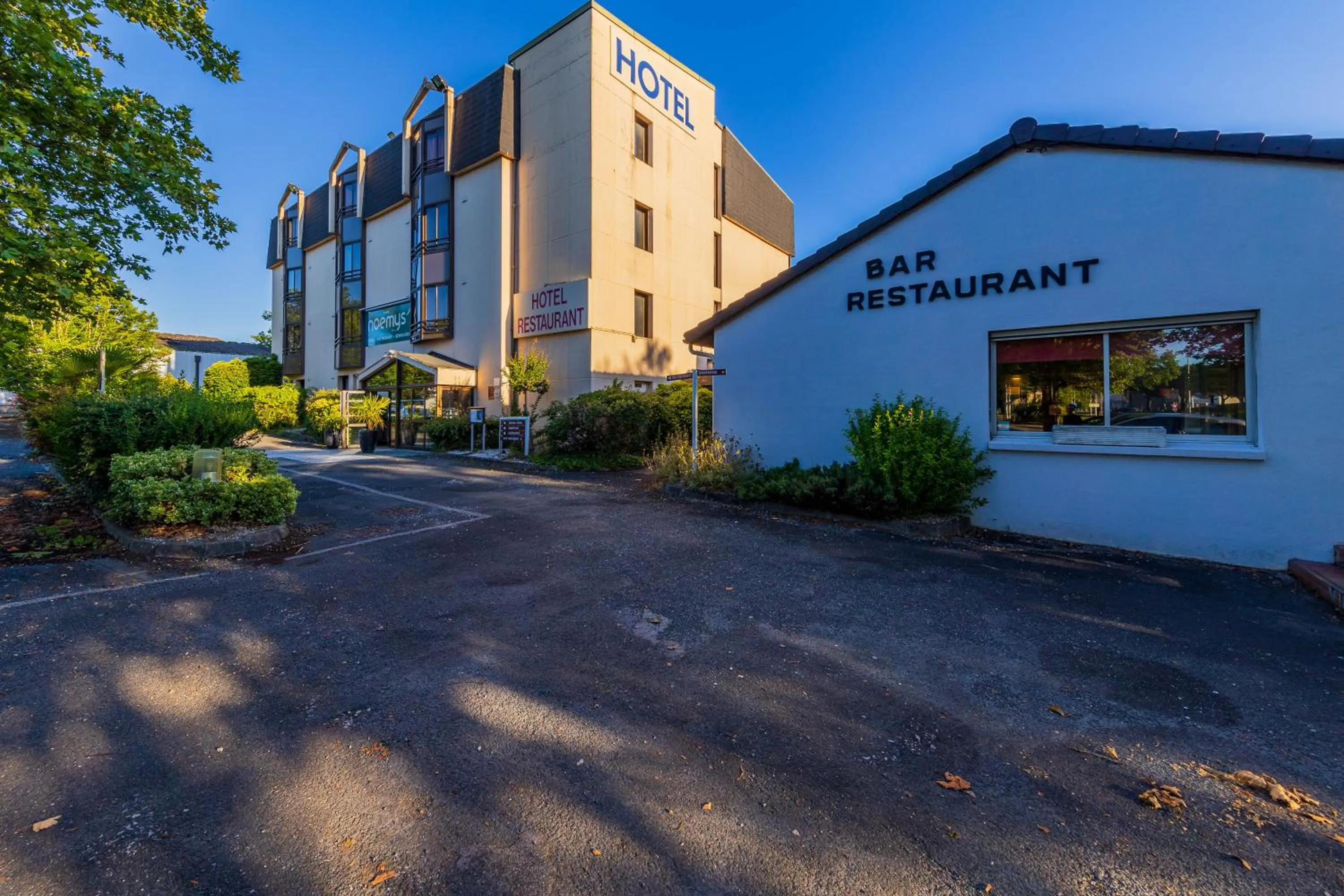 Property building in Logis Hotel Noemys Brive - Restaurant Le Teinchurier