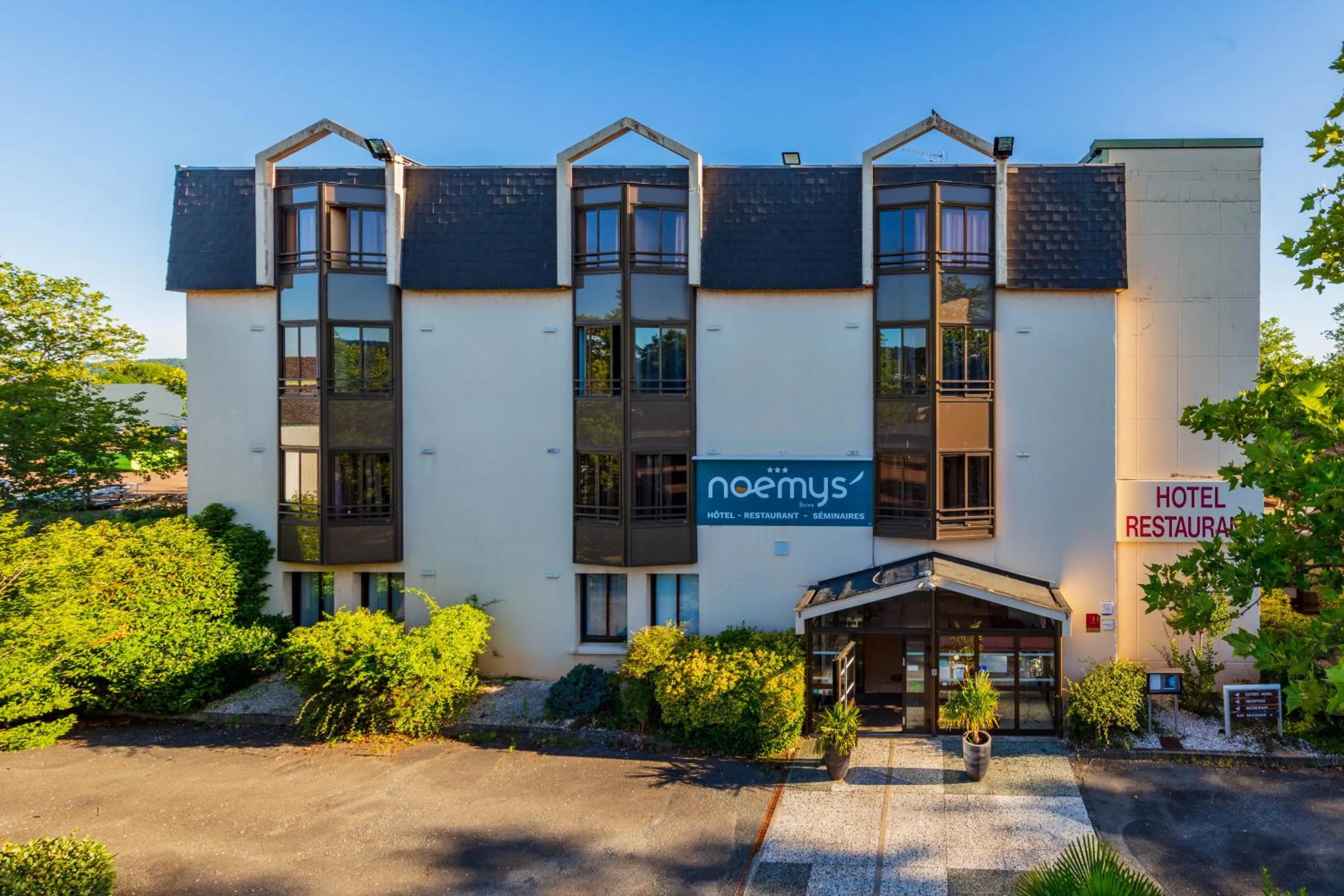 Property building in Logis Hotel Noemys Brive - Restaurant Le Teinchurier