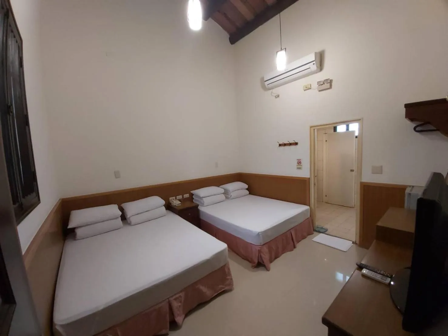 Photo of the whole room, Bed in Kenting Youth Activity Center
