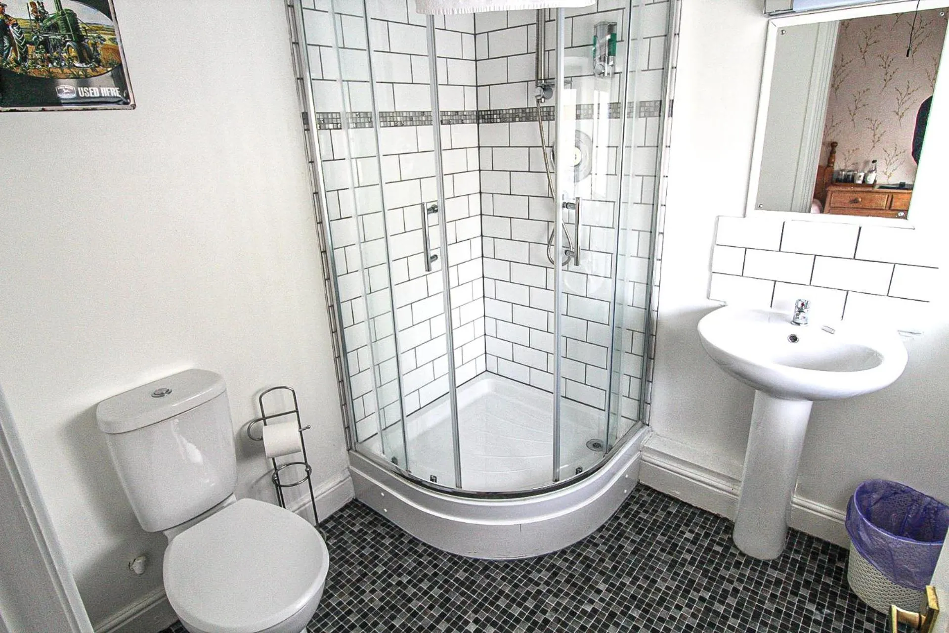 Shower in The Wheatsheaf Inn