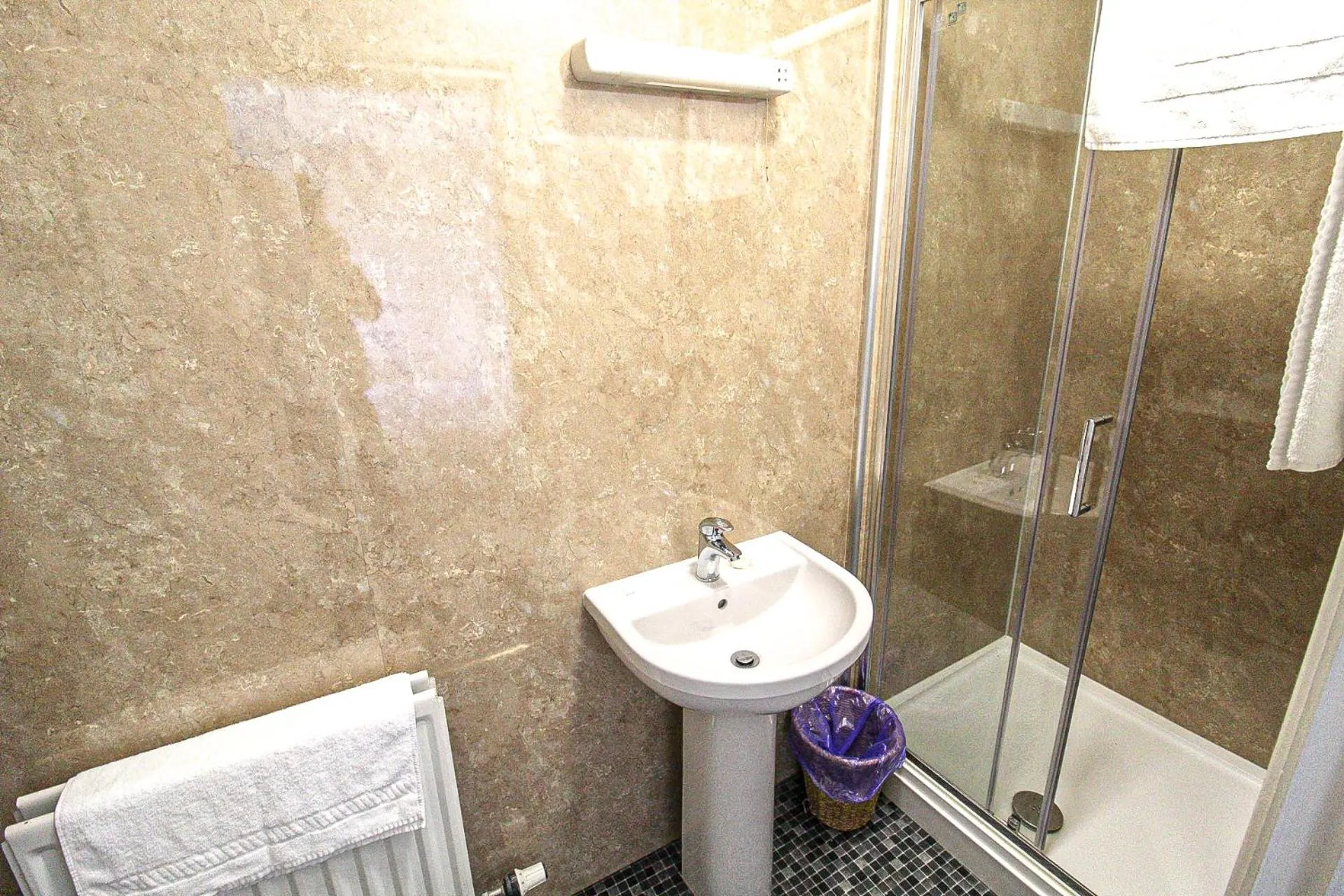 Shower in The Wheatsheaf Inn