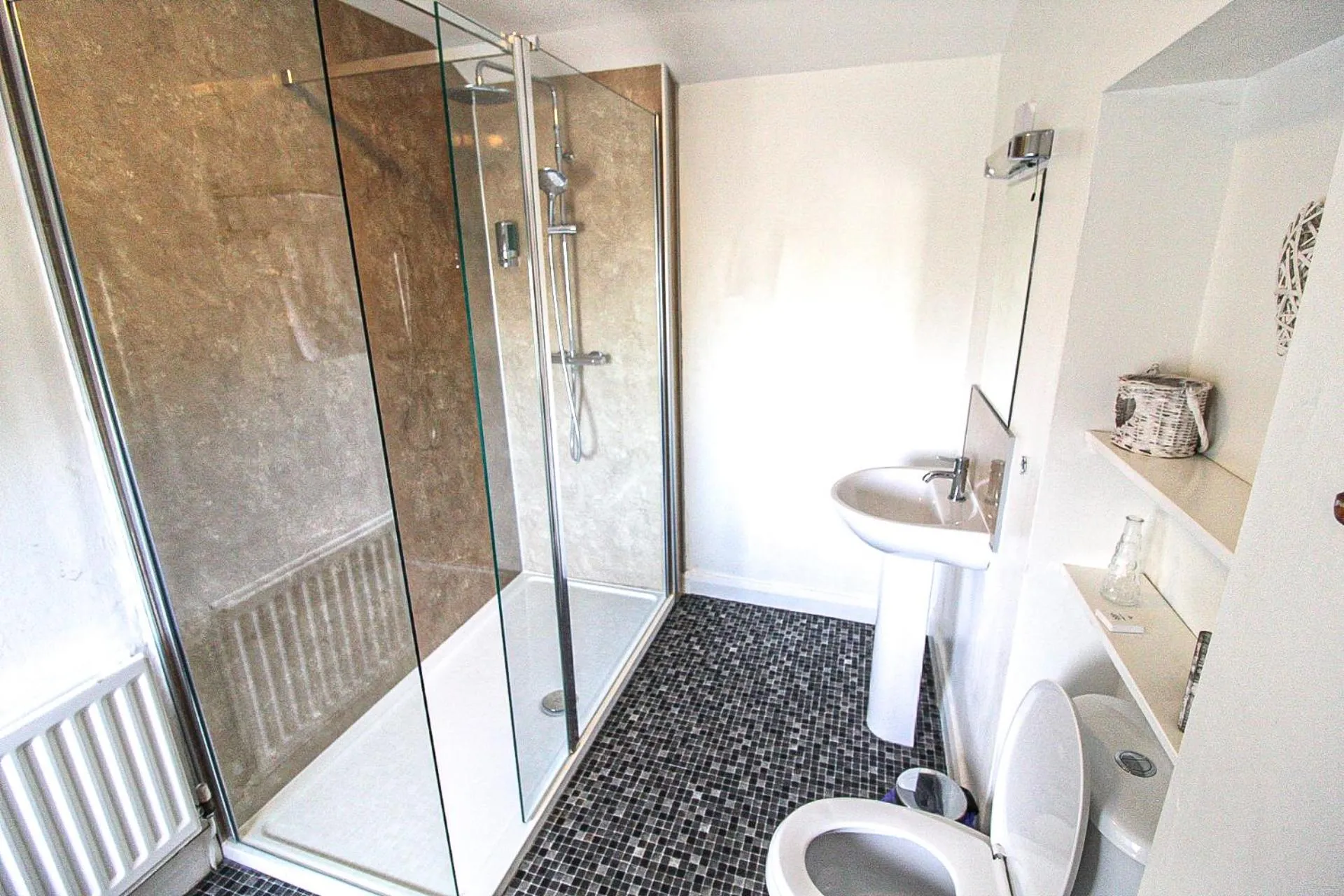 Shower in The Wheatsheaf Inn