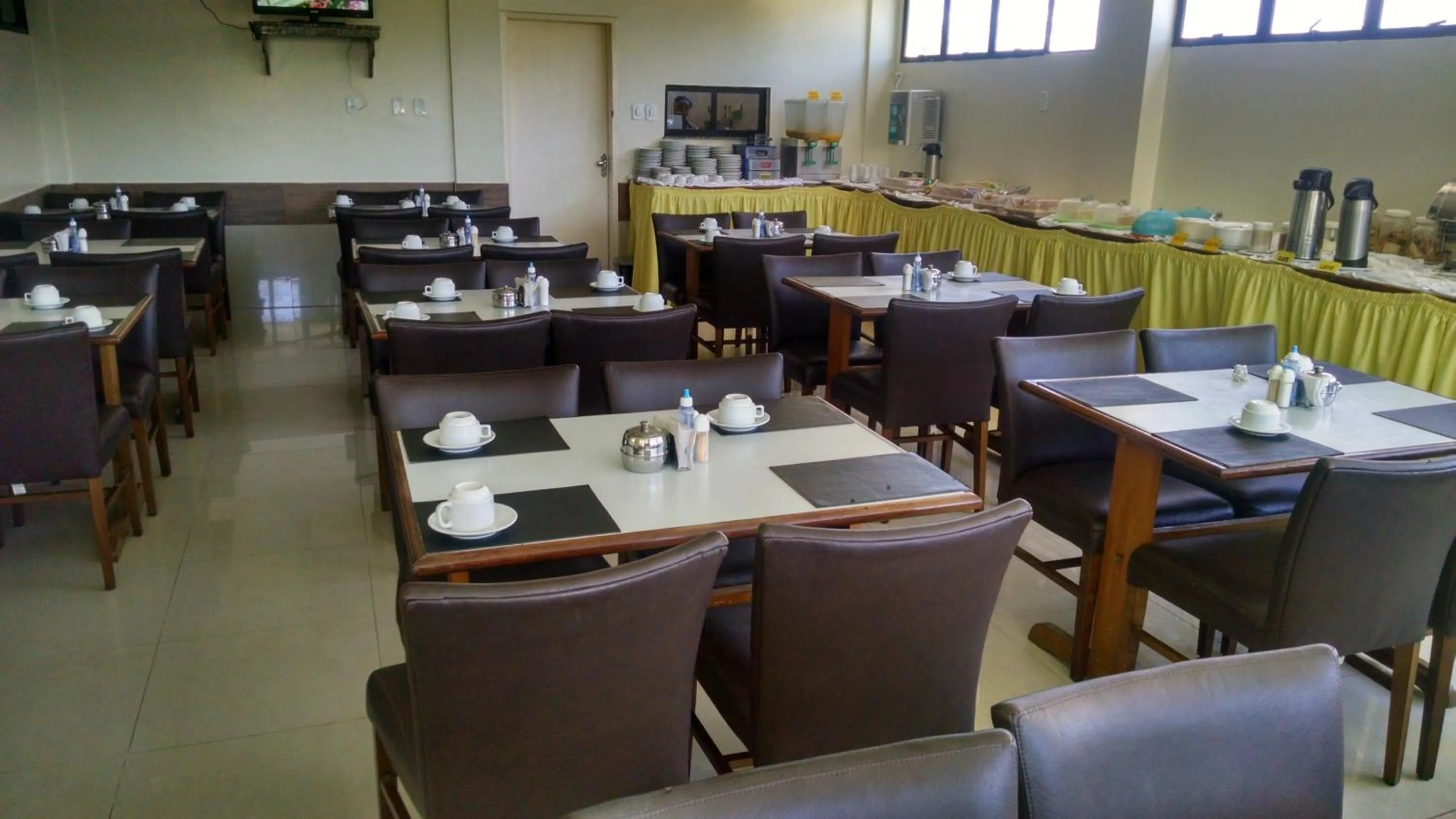 Restaurant/places to eat in Tropical Praia Hotel