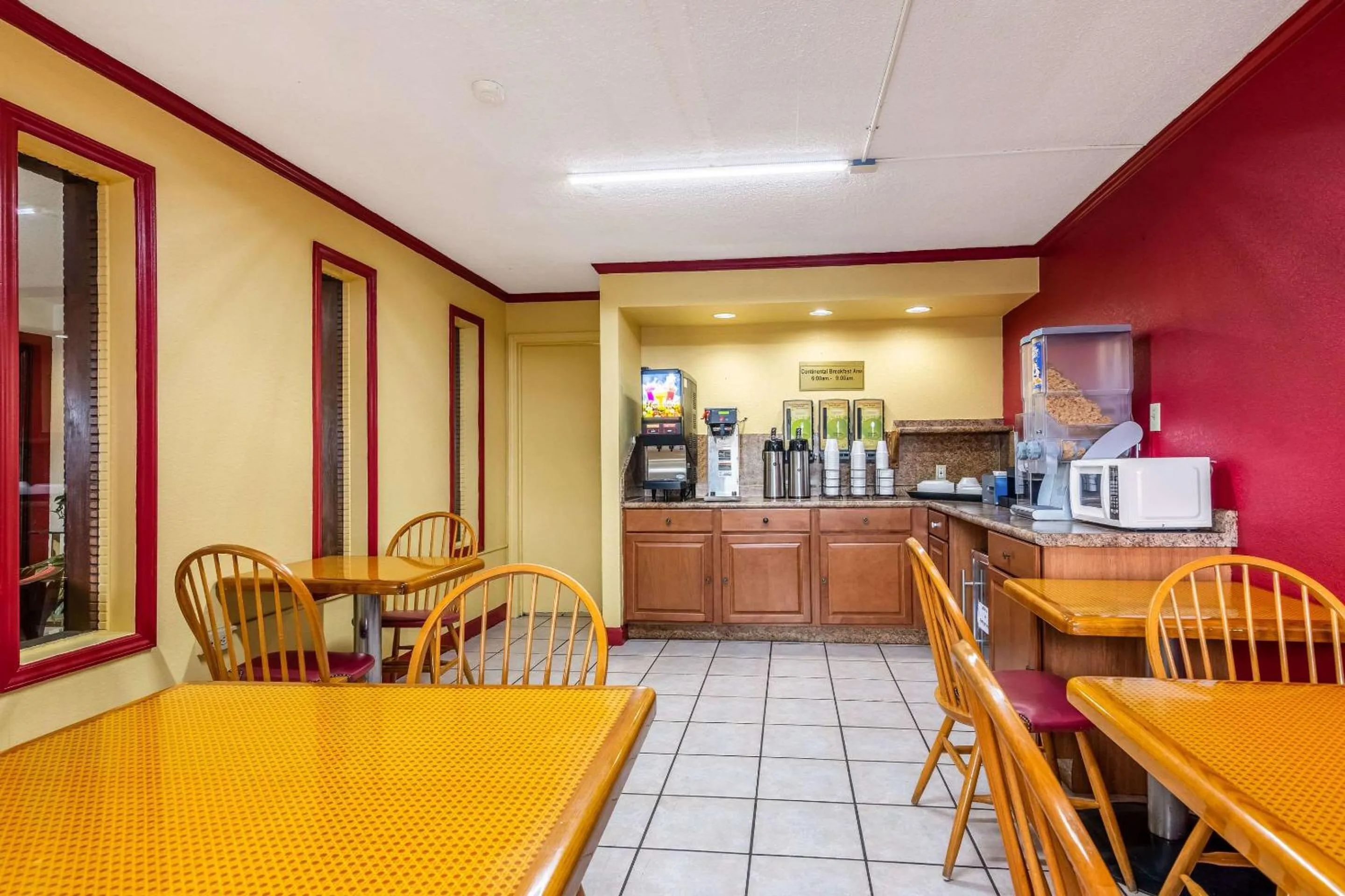 Restaurant/places to eat in Econo Lodge Charlotte Airport Area